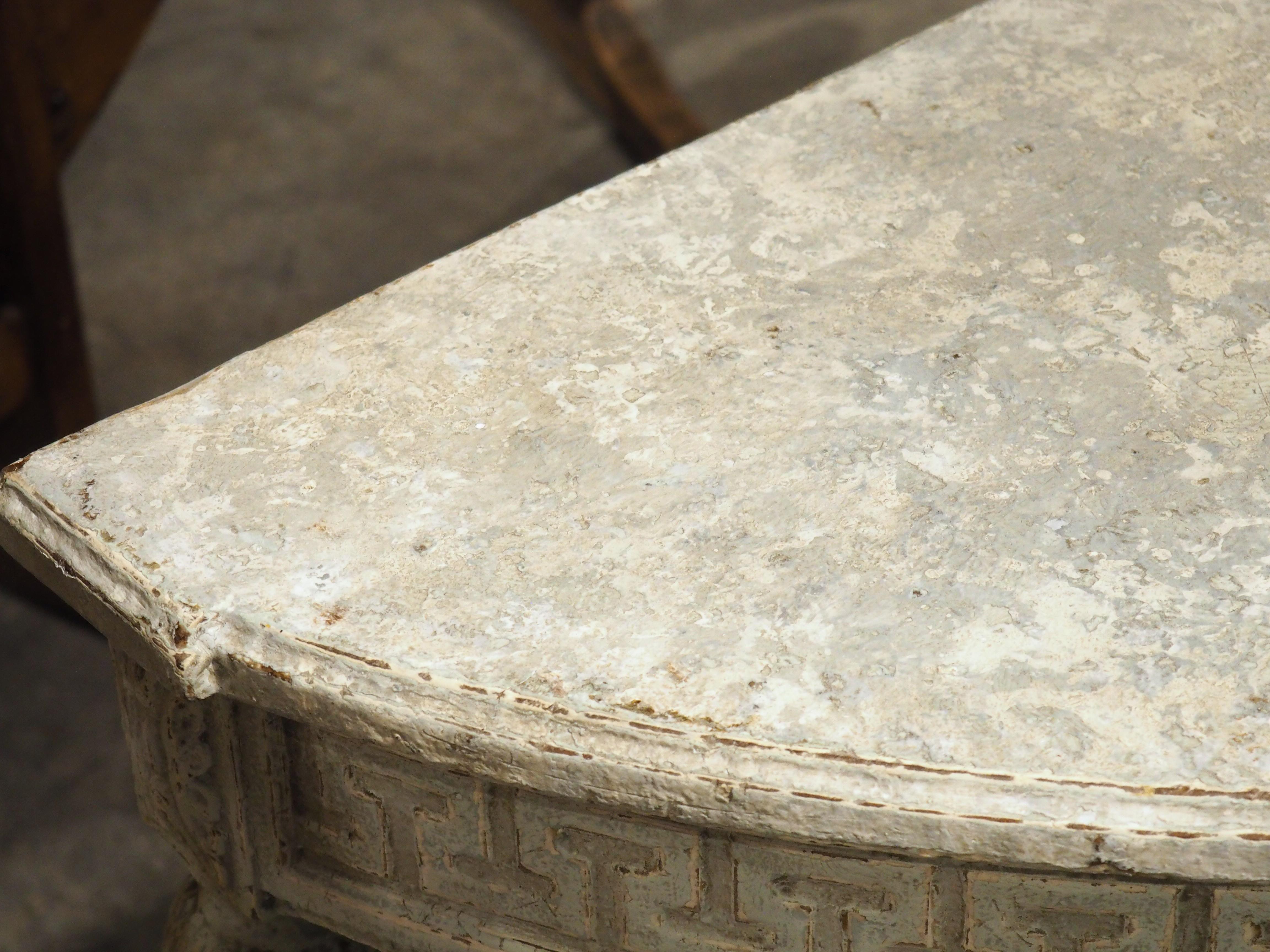 Coppia di antiche console francesi in quercia dipinta in stile Luigi XVI a chiave greca, C.I.C. 1880 In condizioni buone in vendita a Dallas, TX