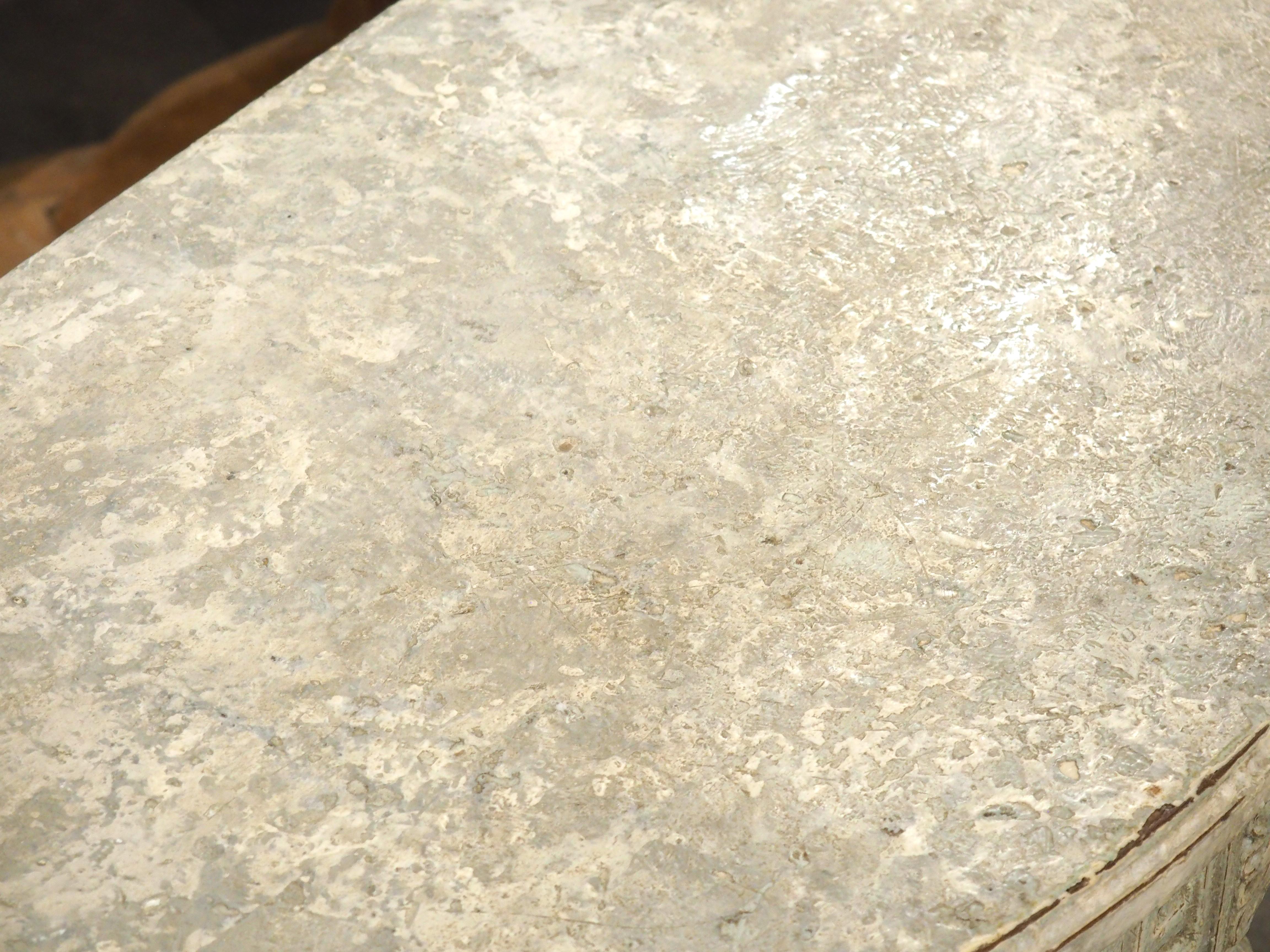 Legno Coppia di antiche console francesi in quercia dipinta in stile Luigi XVI a chiave greca, C.I.C. 1880 in vendita