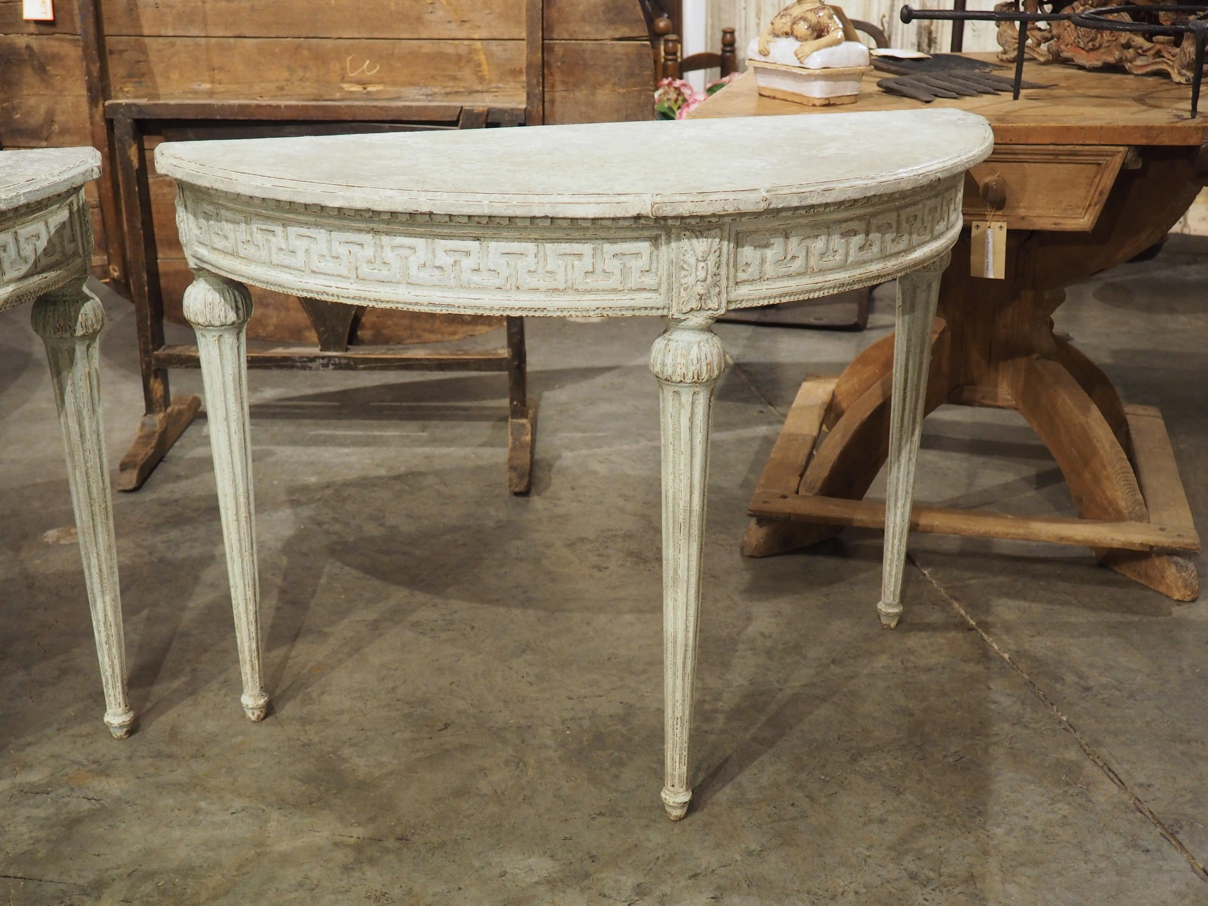Coppia di antiche console francesi in quercia dipinta in stile Luigi XVI a chiave greca, C.I.C. 1880 in vendita 1