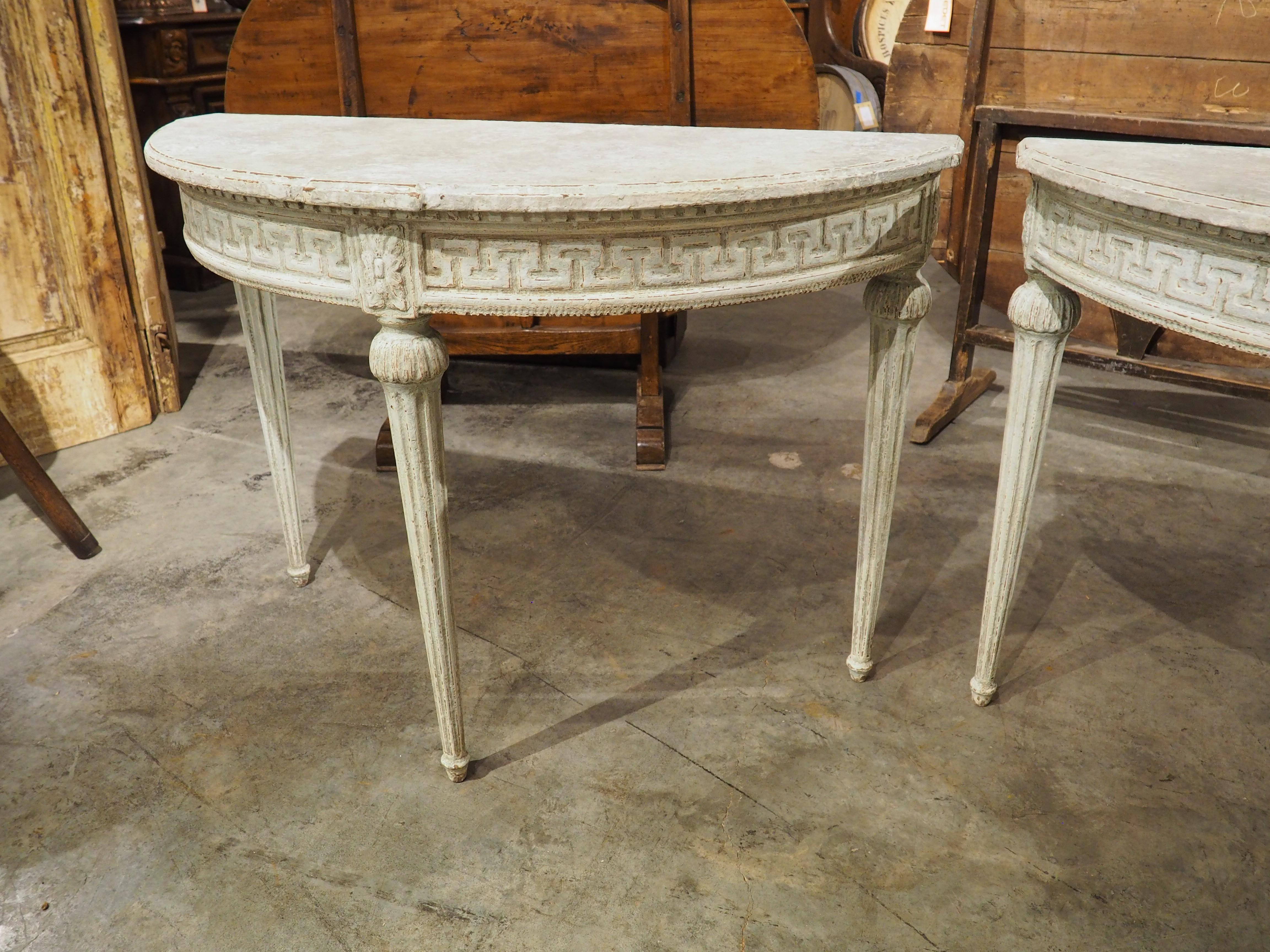 Coppia di antiche console francesi in quercia dipinta in stile Luigi XVI a chiave greca, C.I.C. 1880 in vendita 2