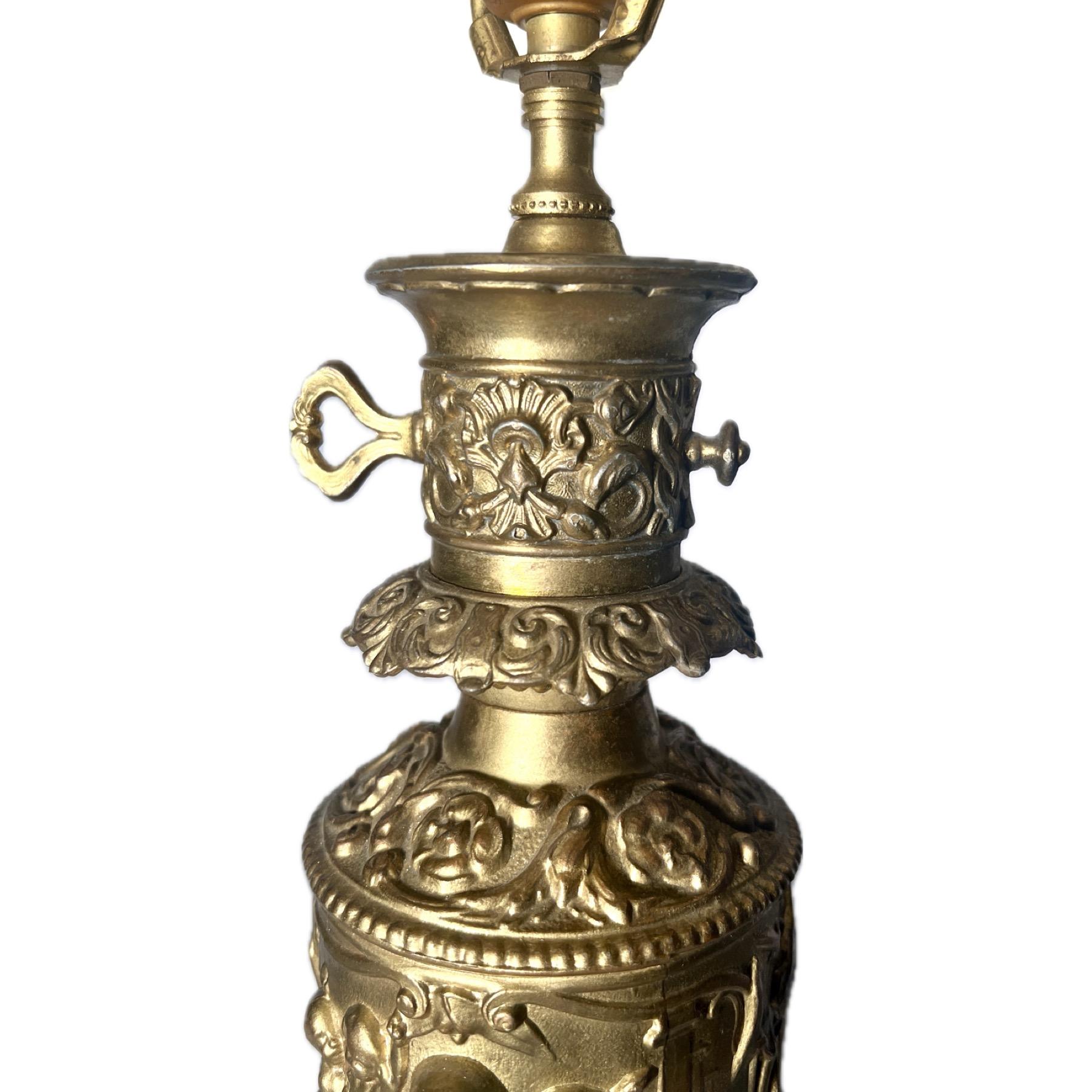 Paire d'anciennes lampes à huile en laiton repoussé et doré, Circa 1830-1840.
