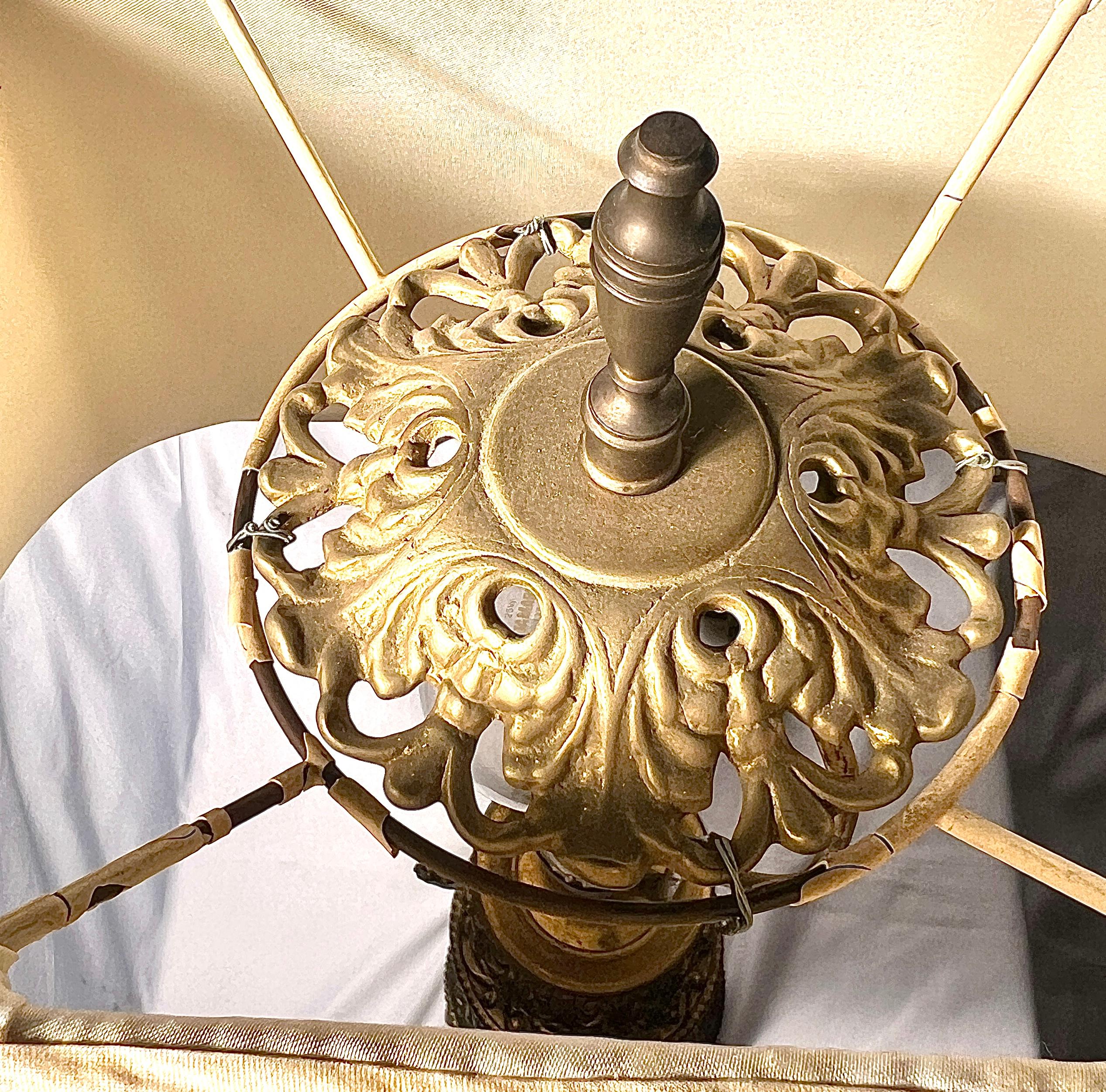 Paire de lampes à huile françaises anciennes en laiton doré et repoussé, vers 1830-1840 Bon état - En vente à New Orleans, LA