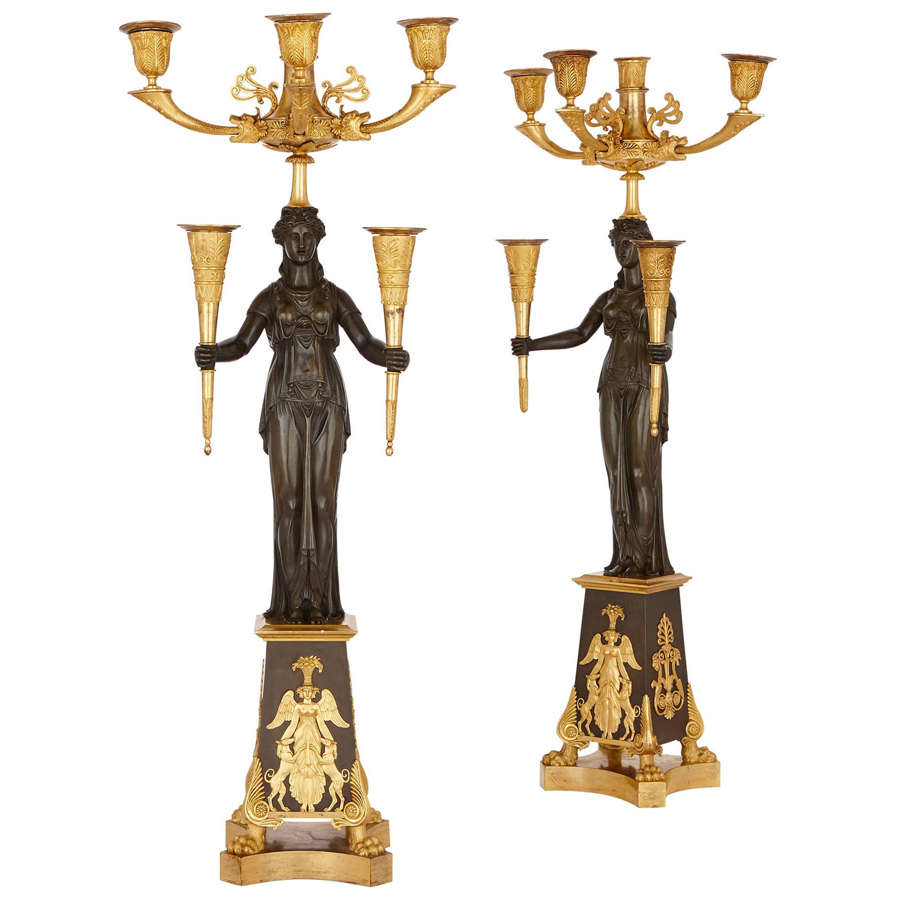Paar antike französische Kandelaber aus patinierter und vergoldeter Bronze