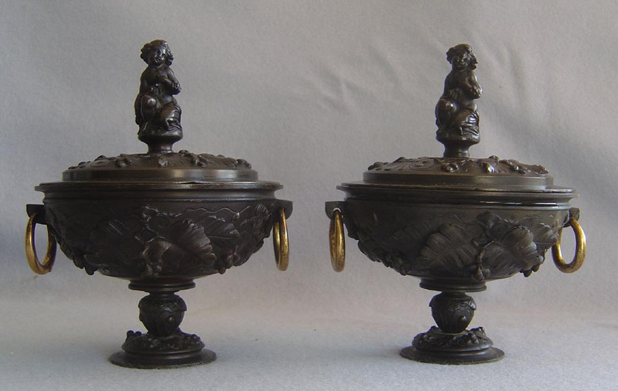Pair of Antique French Patinated Bronze Lidded Urns In Good Condition For Sale In London, GB