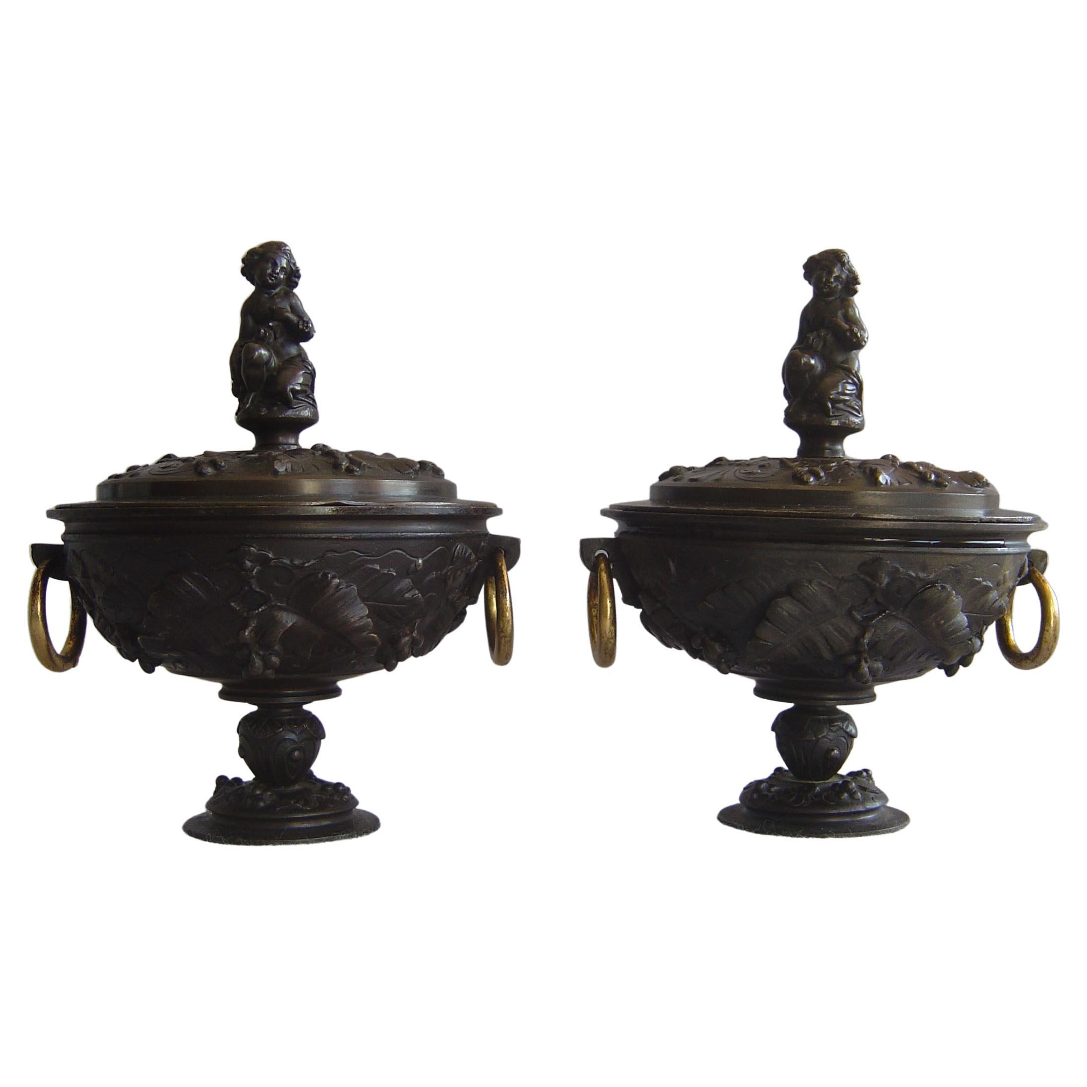 Paar antike französische Urnen mit Deckel aus patinierter Bronze