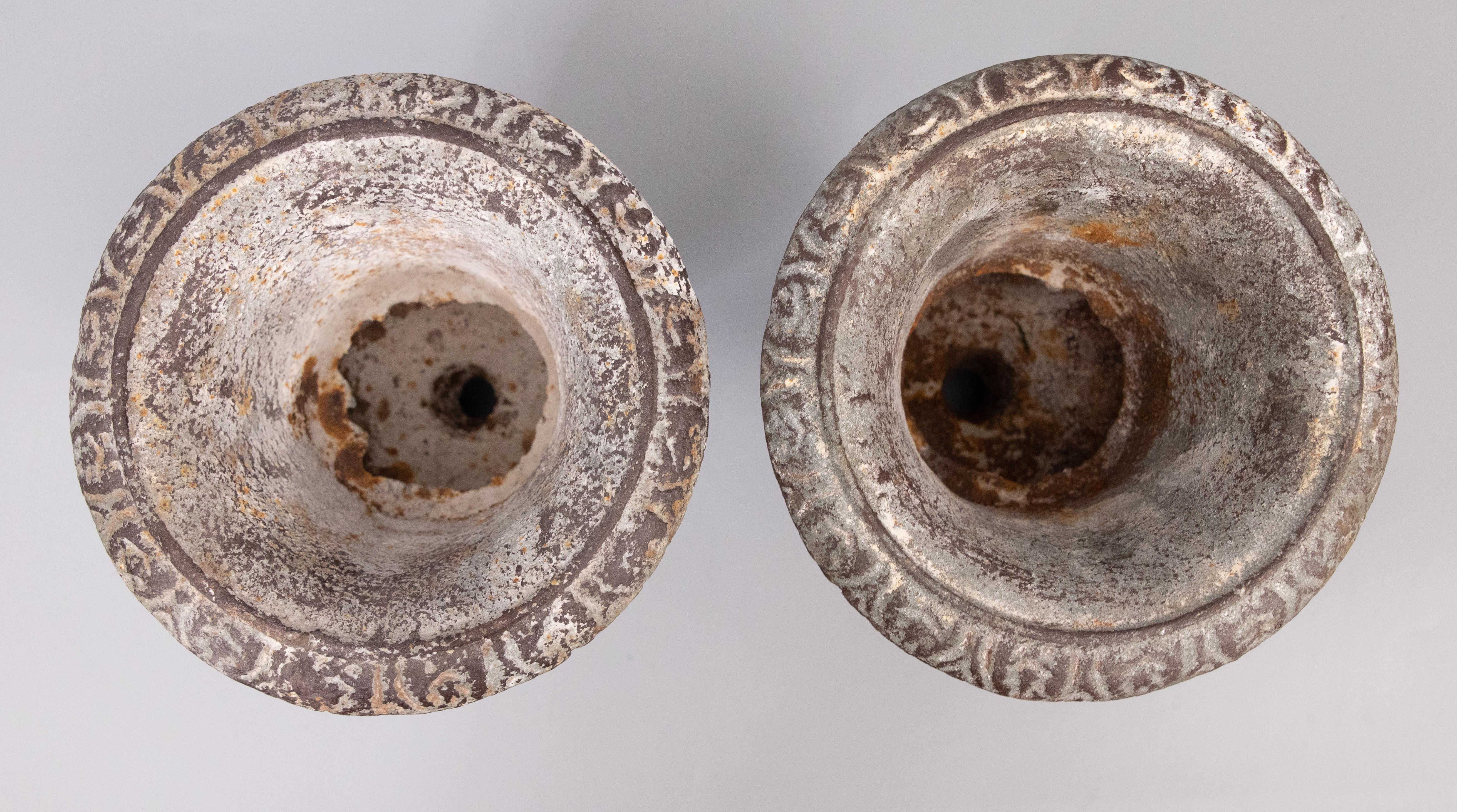 Paar antike französische kleine gusseiserne Urnen-Pflanzgefäße aus Gusseisen (Eisen) im Angebot