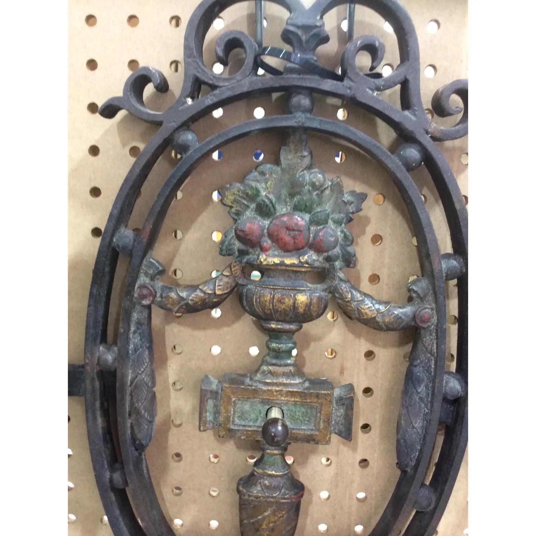 Début du 20ème siècle Paire d'appliques murales françaises anciennes polychromées en fer forgé et en fonte en vente