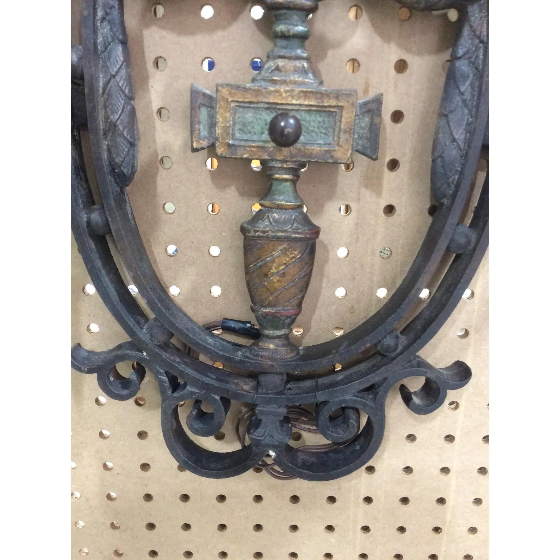 Fer Paire d'appliques murales françaises anciennes polychromées en fer forgé et en fonte en vente