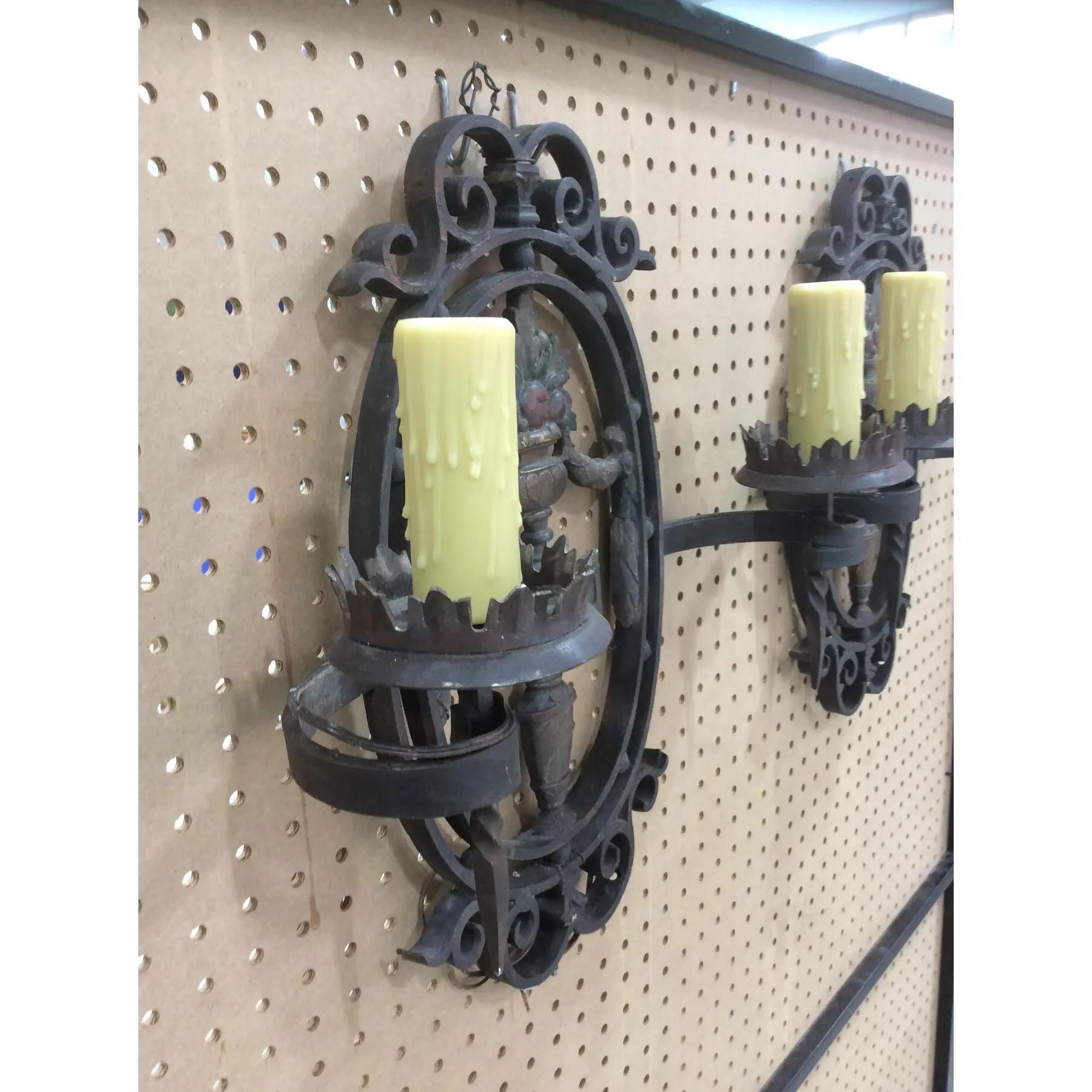 Paire d'appliques murales françaises anciennes polychromées en fer forgé et en fonte en vente 1
