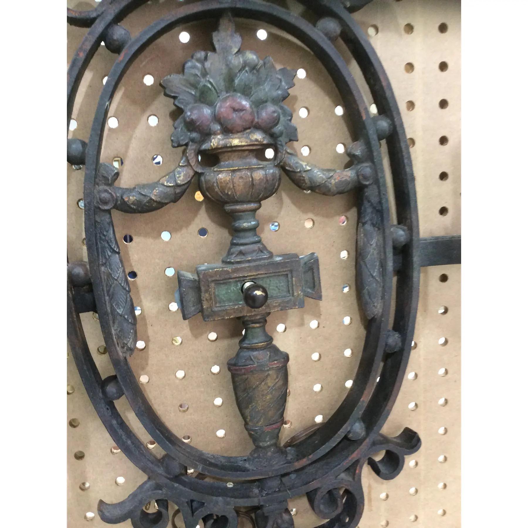 Paire d'appliques murales françaises anciennes polychromées en fer forgé et en fonte en vente 2