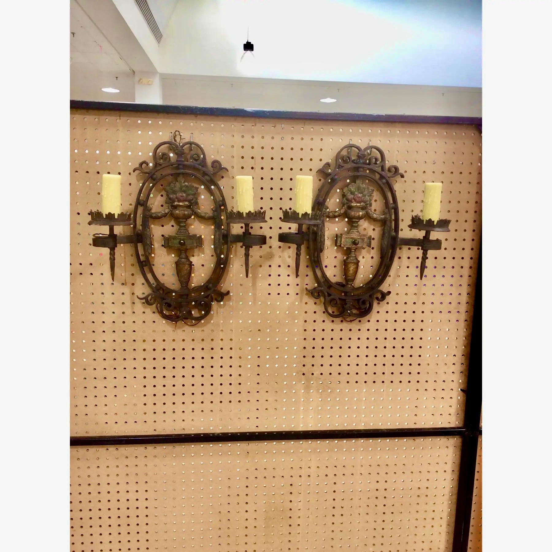 Paire d'appliques murales françaises anciennes polychromées en fer forgé et en fonte en vente 3