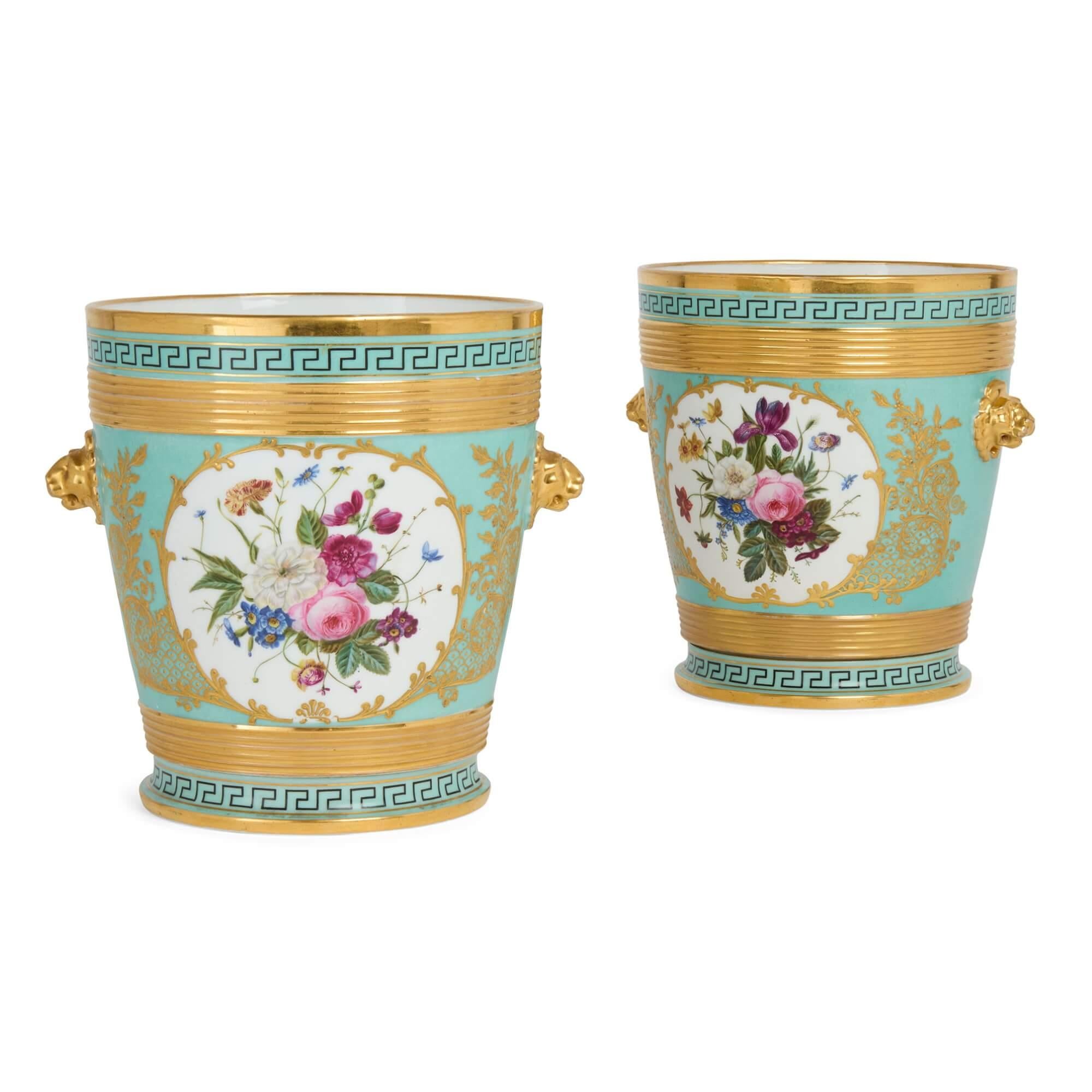 Pareja de cacharros antiguos de porcelana francesa de Rihouet 
Francés, mediados del siglo XIX 
Altura 20 cm, diámetro 18 cm

Fabricadas a mediados del siglo XIX por Rihouet, un famoso fabricante francés de porcelana, el diseño de este par de