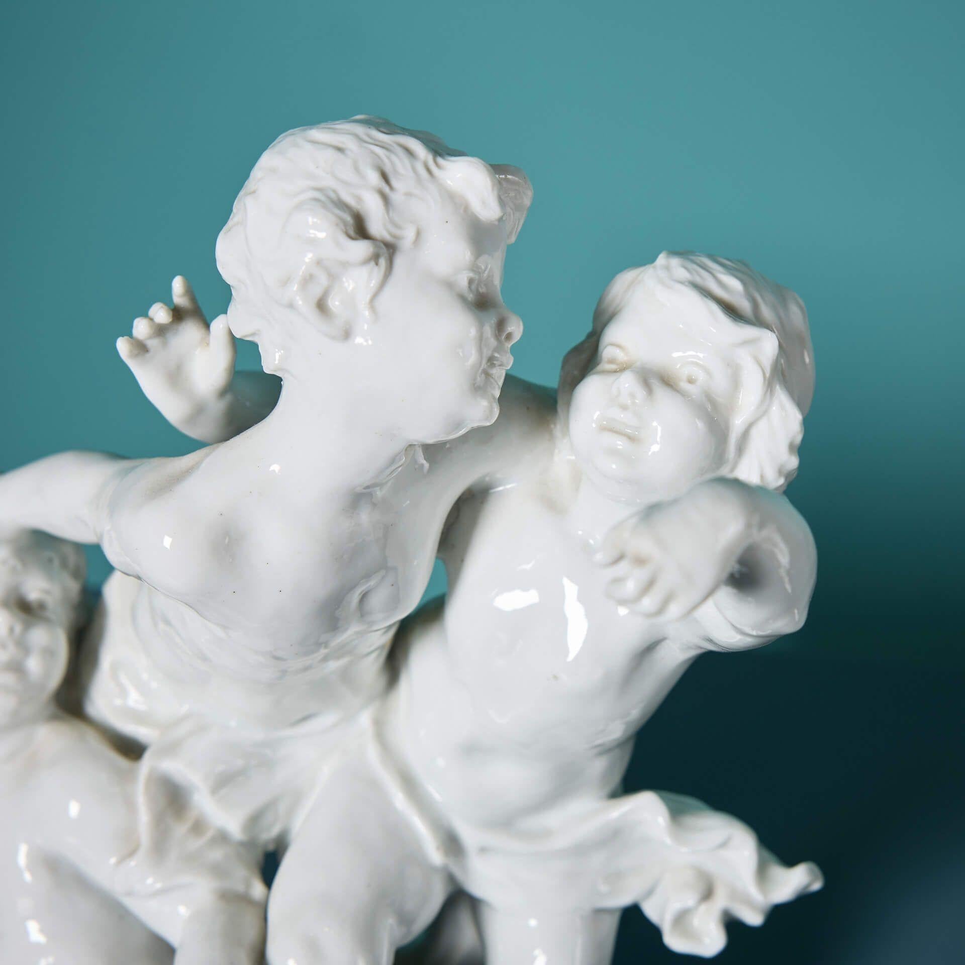 Grand Tour Coppia di sculture di cherubini in porcellana francese d'epoca in vendita
