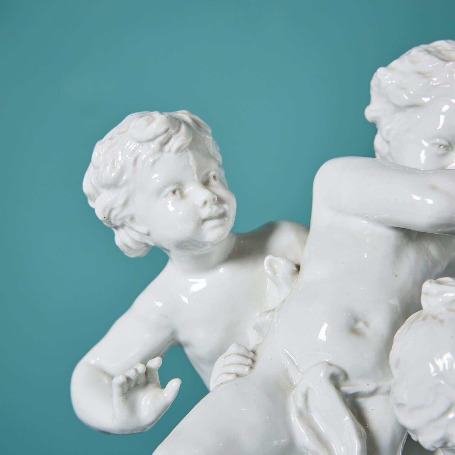 Francese Coppia di sculture di cherubini in porcellana francese d'epoca in vendita