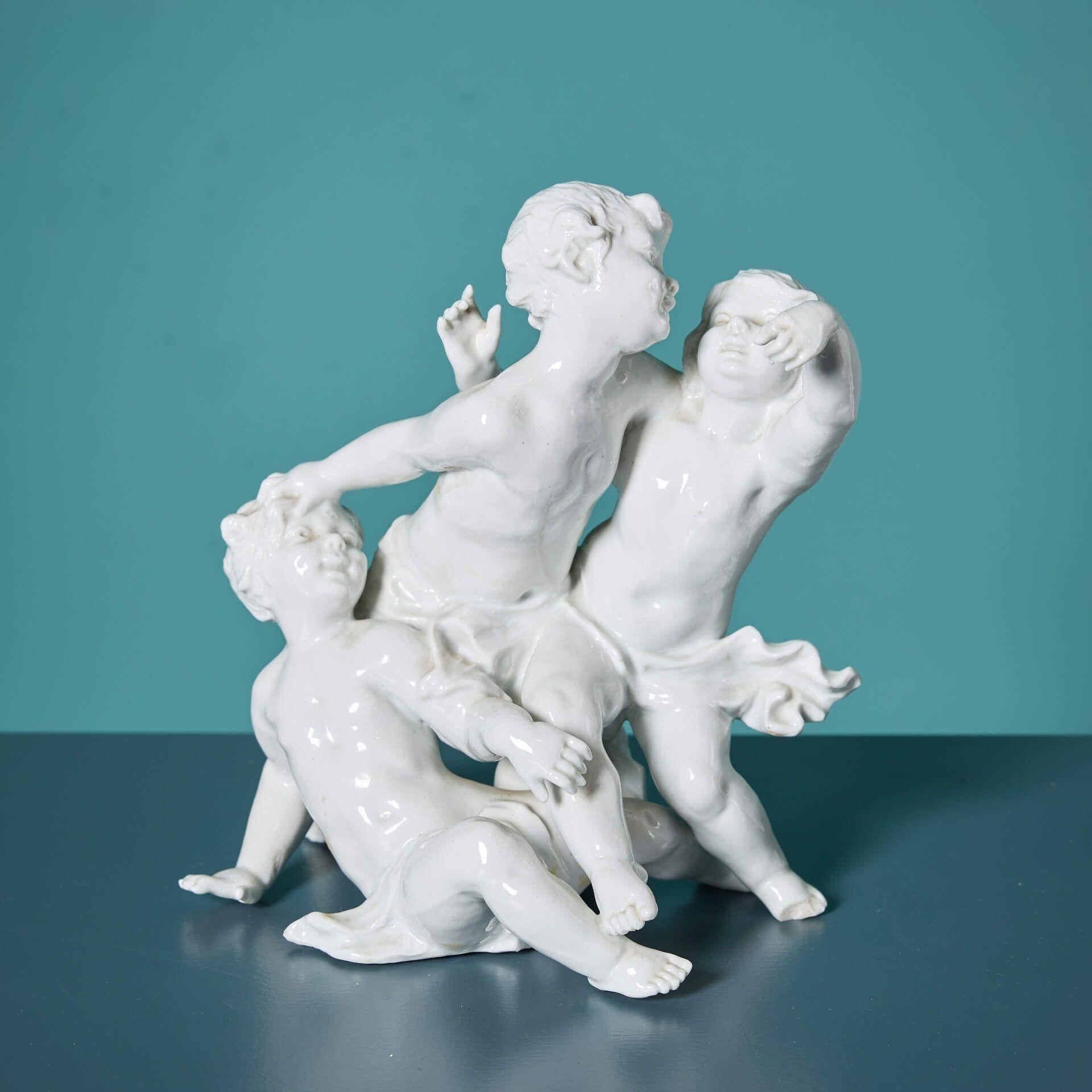 XIX secolo Coppia di sculture di cherubini in porcellana francese d'epoca in vendita