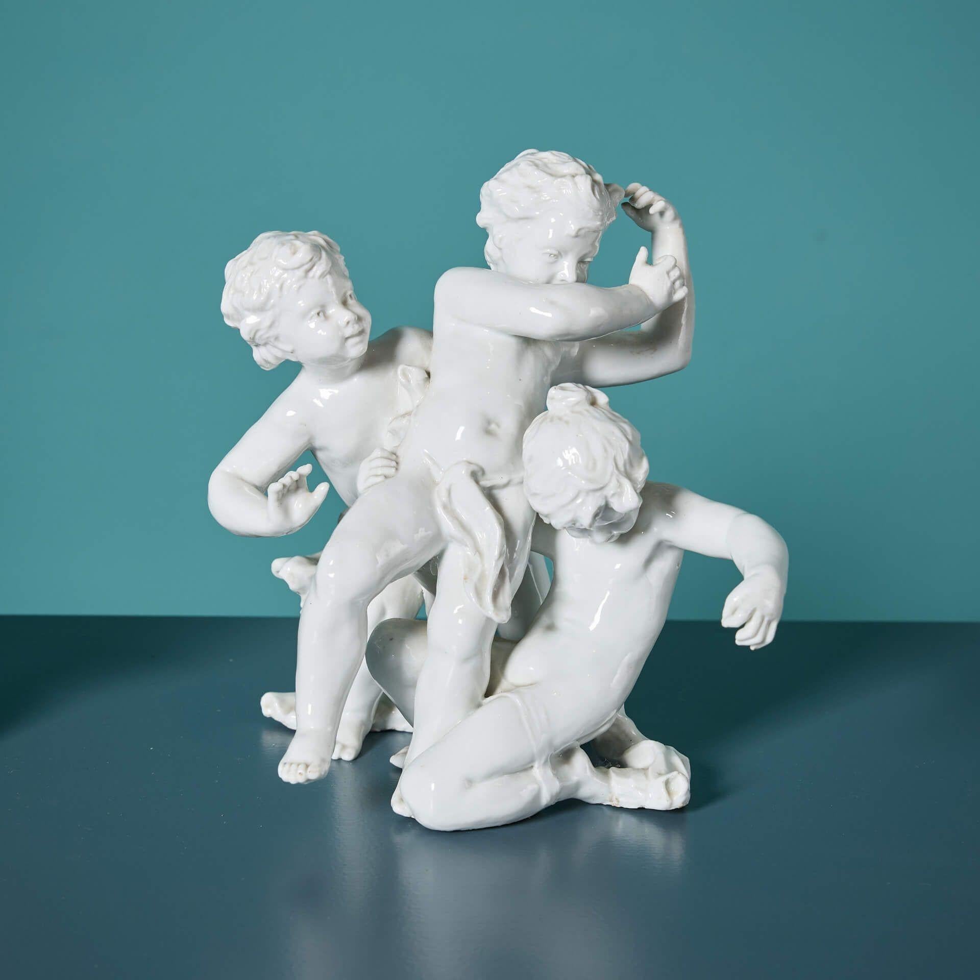 Ceramica Coppia di sculture di cherubini in porcellana francese d'epoca in vendita