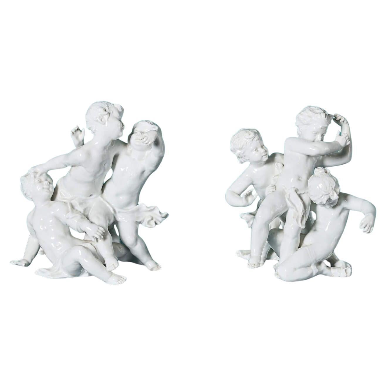 Coppia di sculture di cherubini in porcellana francese d'epoca