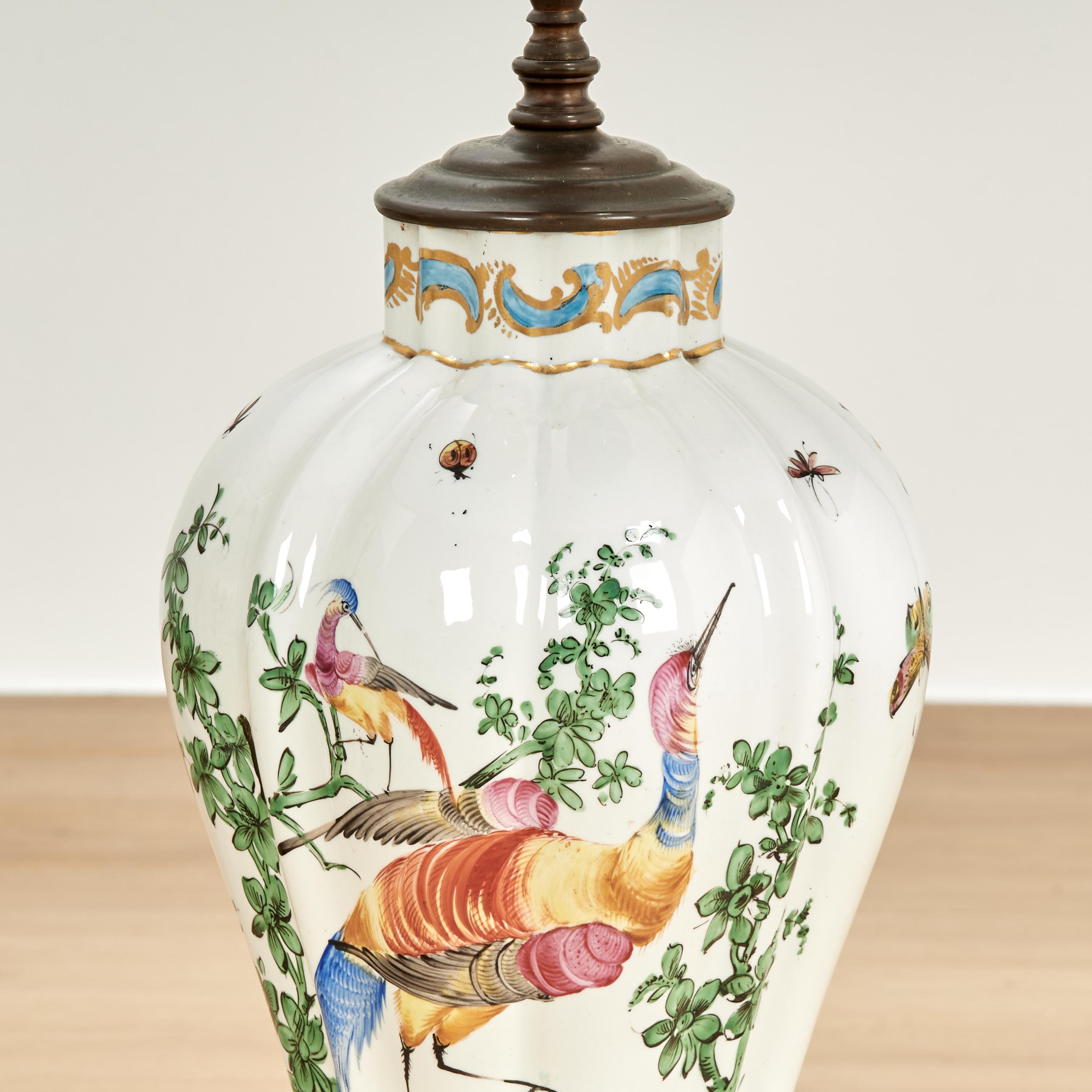 Paire de lampes de table anciennes en porcelaine française avec oiseaux et insectes en vente 2