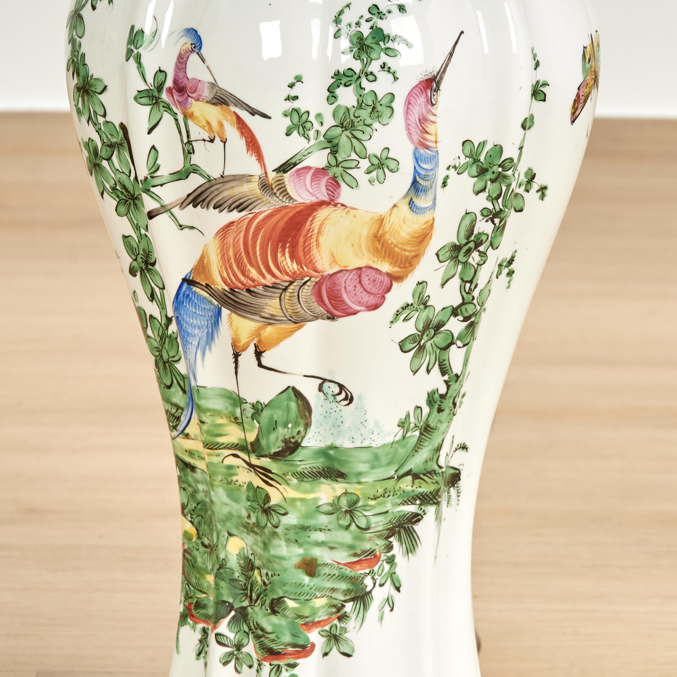 Paire de lampes de table anciennes en porcelaine française avec oiseaux et insectes en vente 3