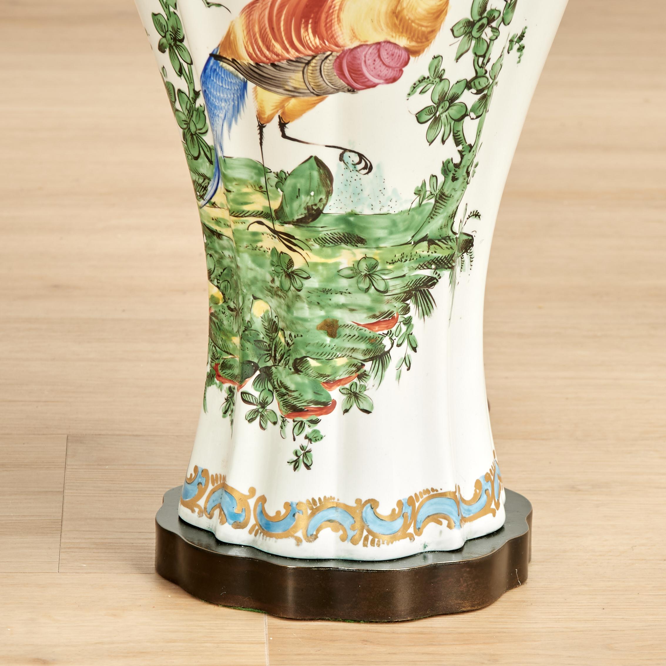 Paire de lampes de table anciennes en porcelaine française avec oiseaux et insectes en vente 4