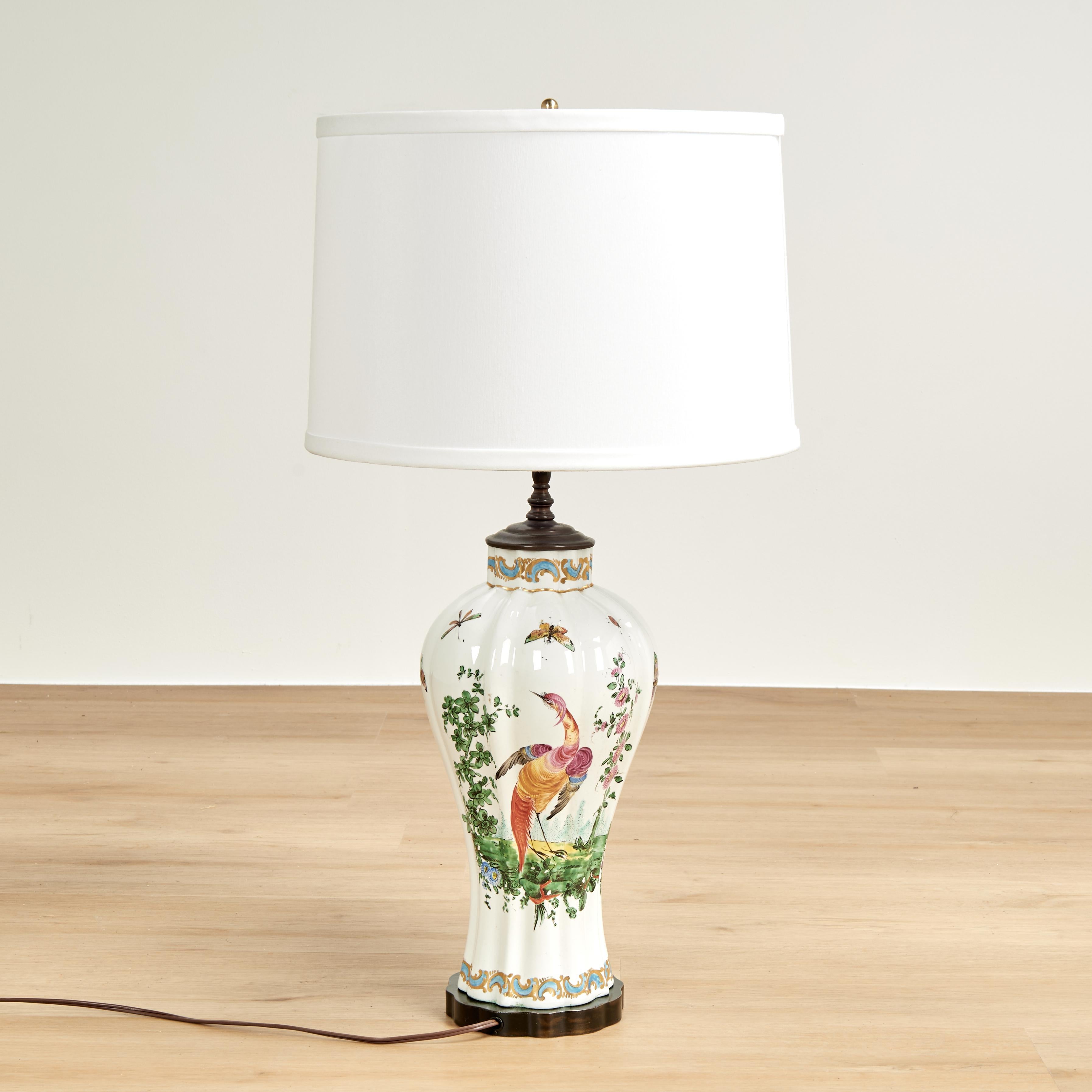 Paire de lampes de table anciennes en porcelaine française avec oiseaux et insectes en vente 5