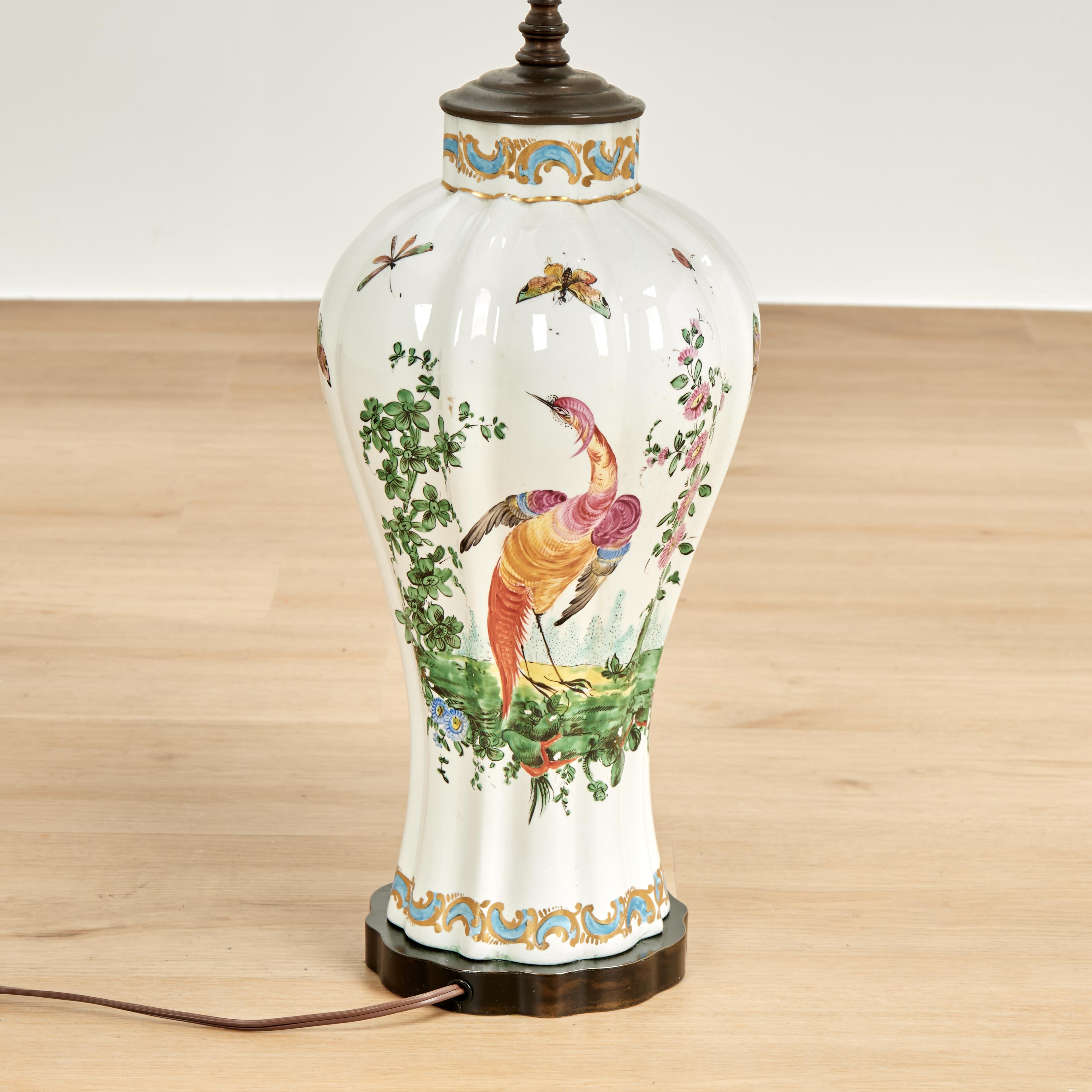 Paire de lampes de table anciennes en porcelaine française avec oiseaux et insectes en vente 6