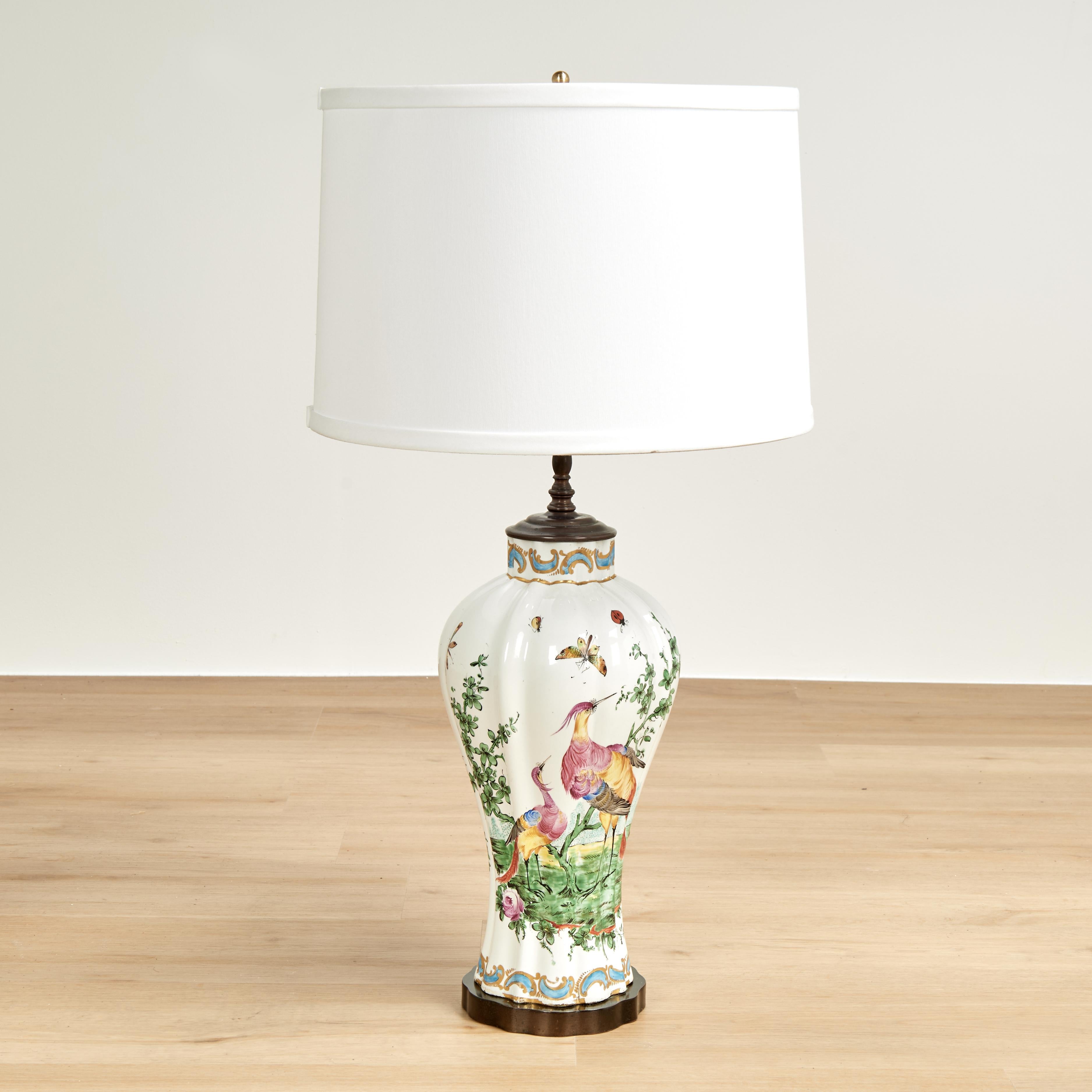 Paire de lampes de table anciennes en porcelaine de forme classique avec plis, décorées à la main d'oiseaux, de plantes et d'insectes et montées sur des socles en laiton.