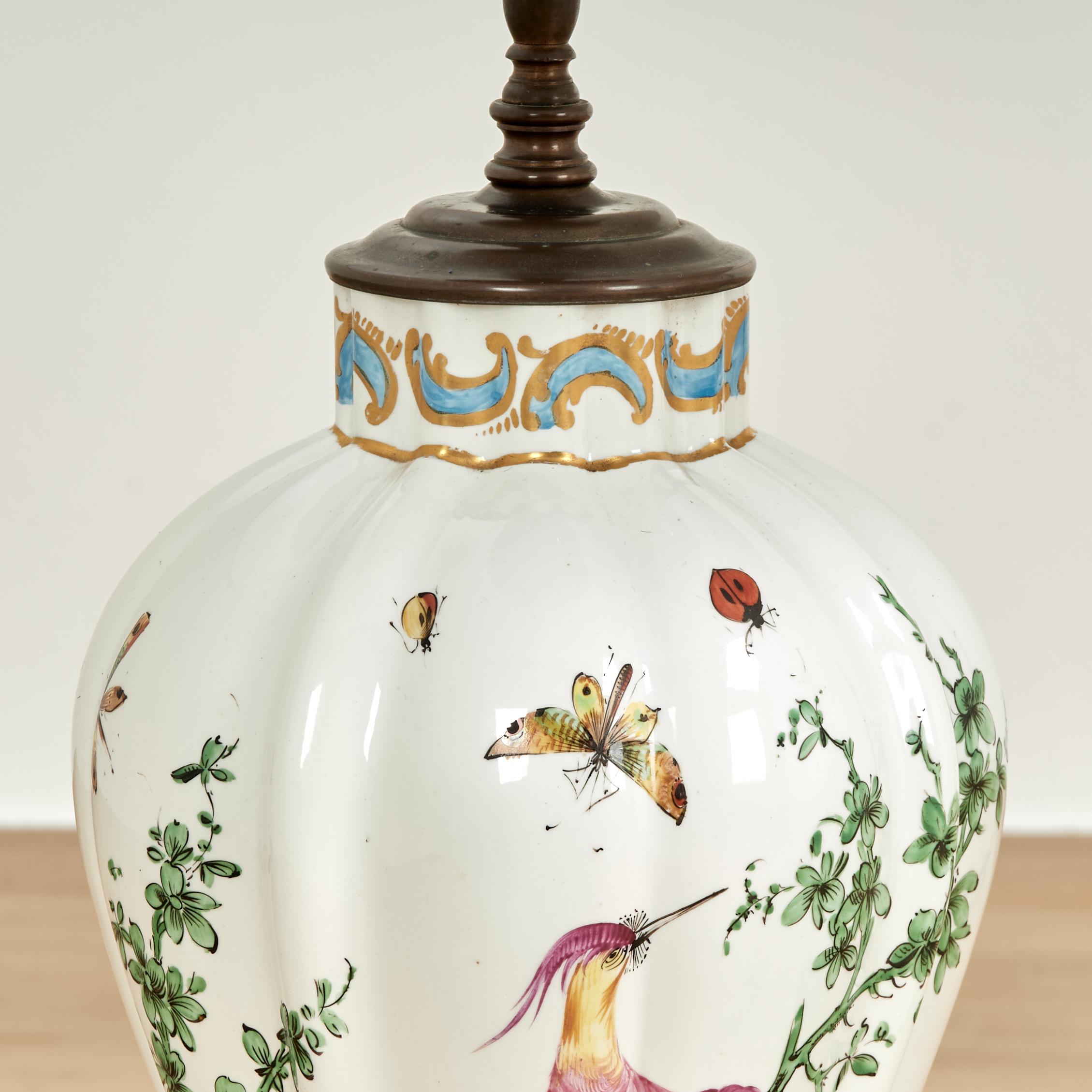 Français Paire de lampes de table anciennes en porcelaine française avec oiseaux et insectes en vente