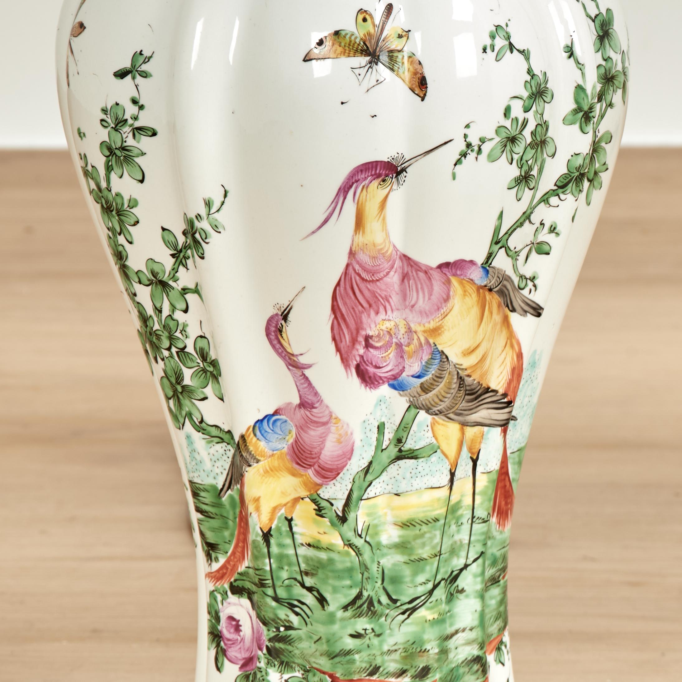 Fait main Paire de lampes de table anciennes en porcelaine française avec oiseaux et insectes en vente