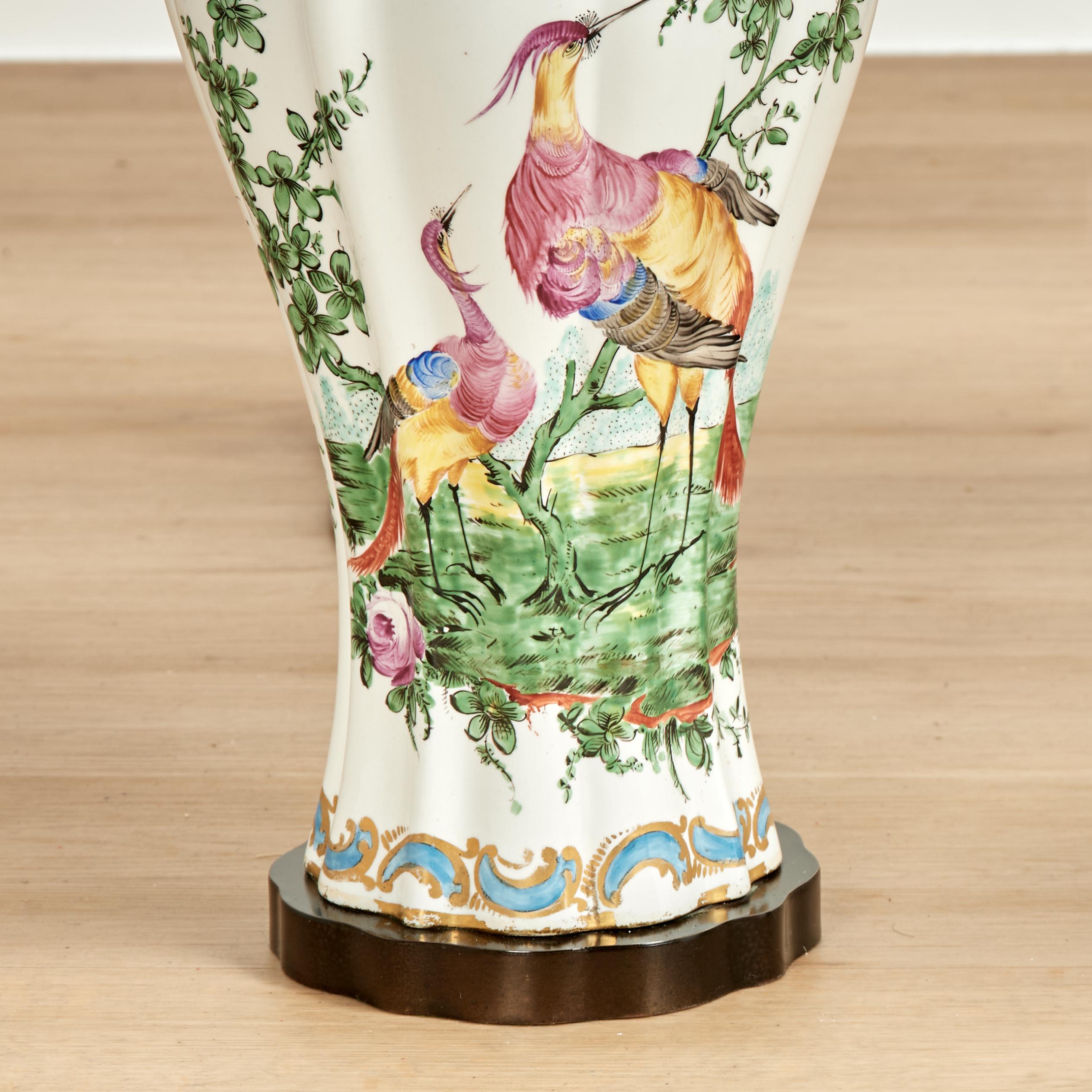 Paire de lampes de table anciennes en porcelaine française avec oiseaux et insectes Bon état - En vente à Palm Beach, FL