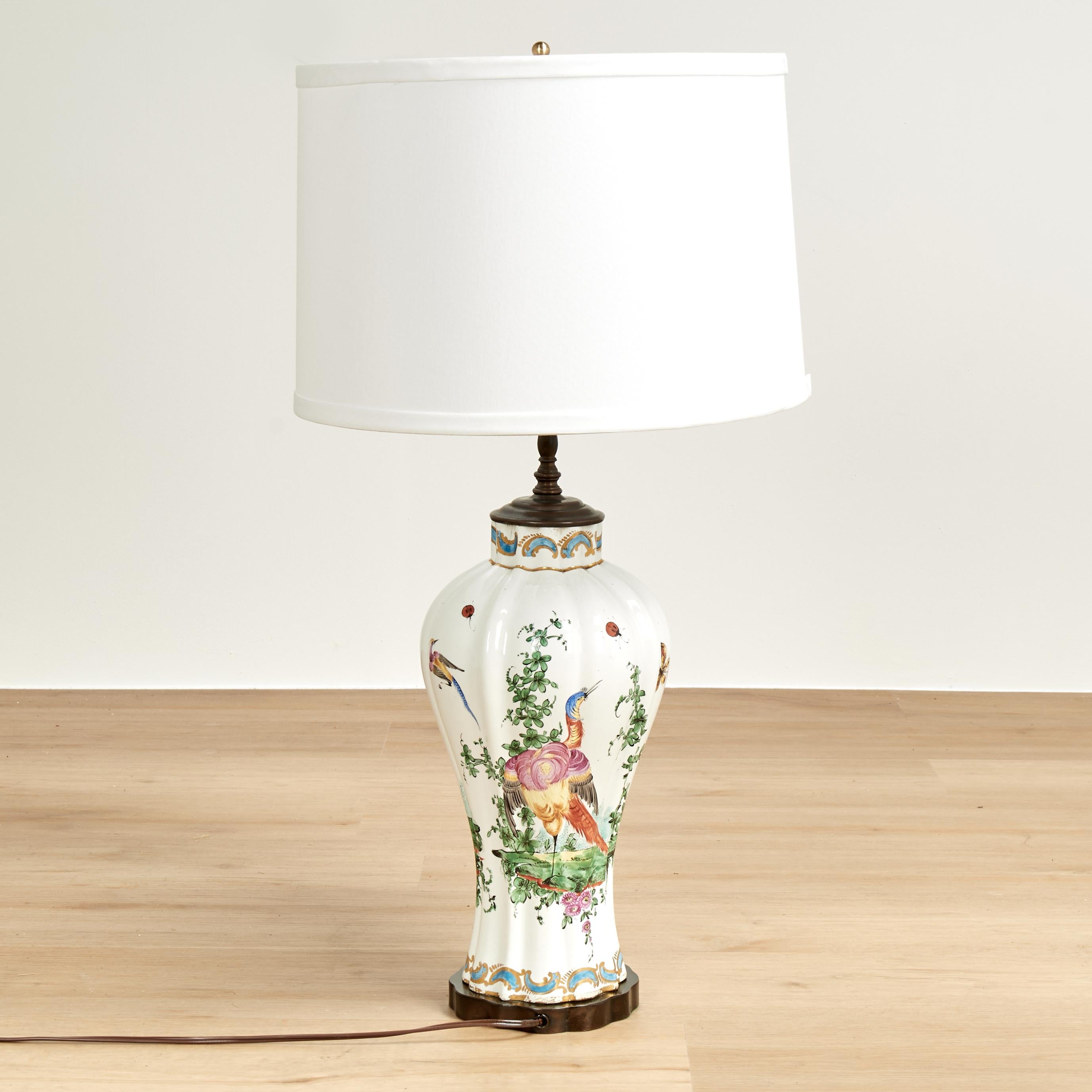 20ième siècle Paire de lampes de table anciennes en porcelaine française avec oiseaux et insectes en vente