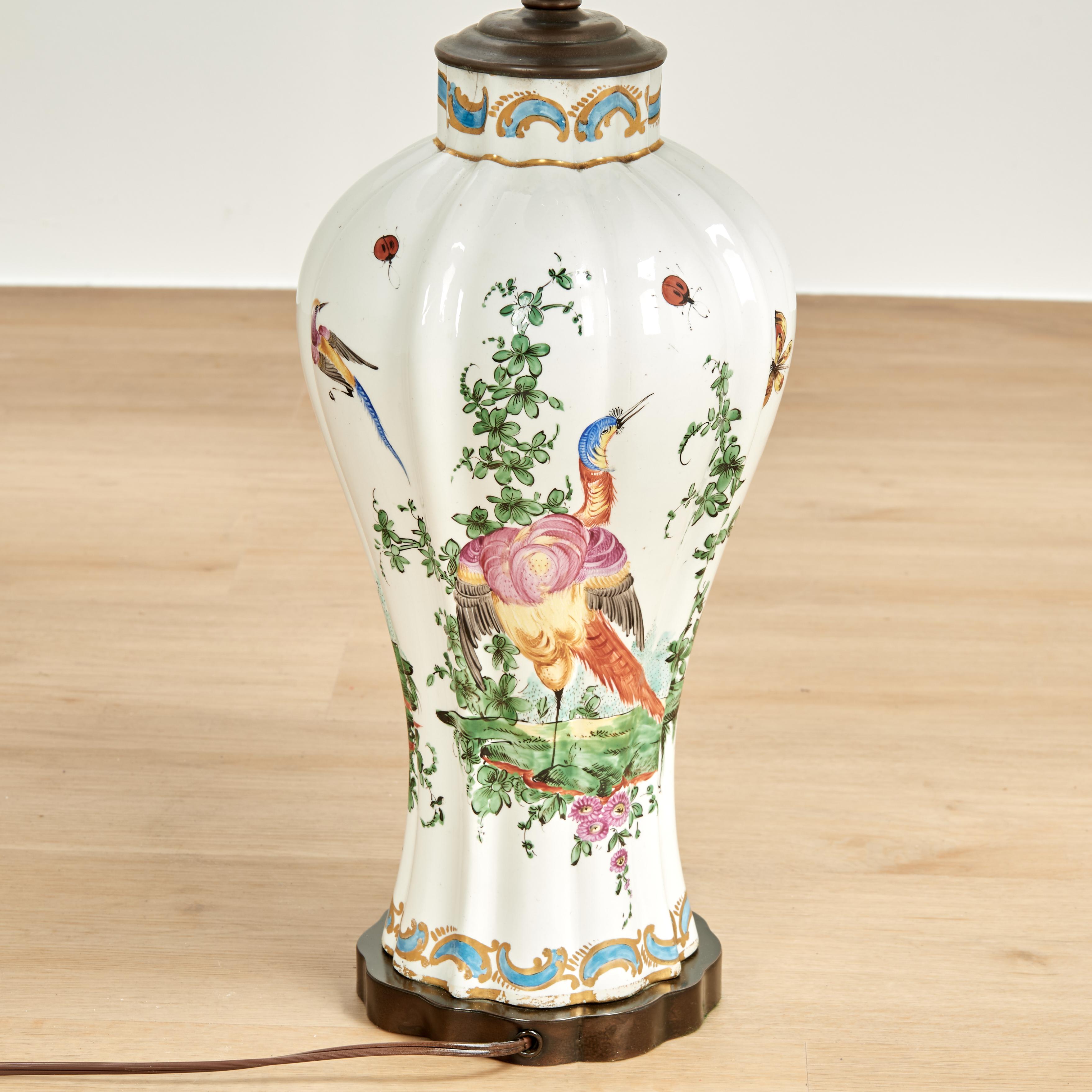 Porcelaine Paire de lampes de table anciennes en porcelaine française avec oiseaux et insectes en vente