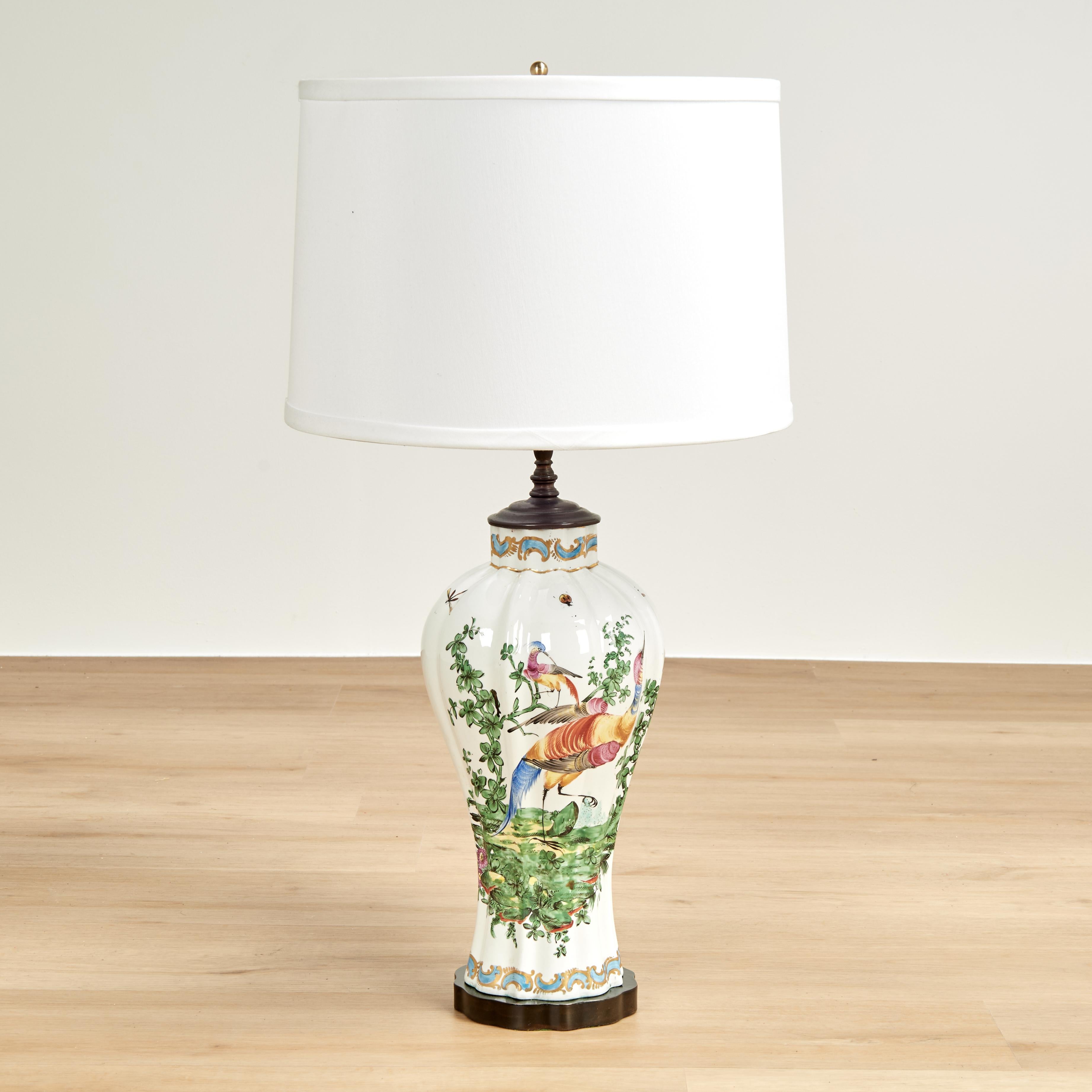 Paire de lampes de table anciennes en porcelaine française avec oiseaux et insectes en vente 1