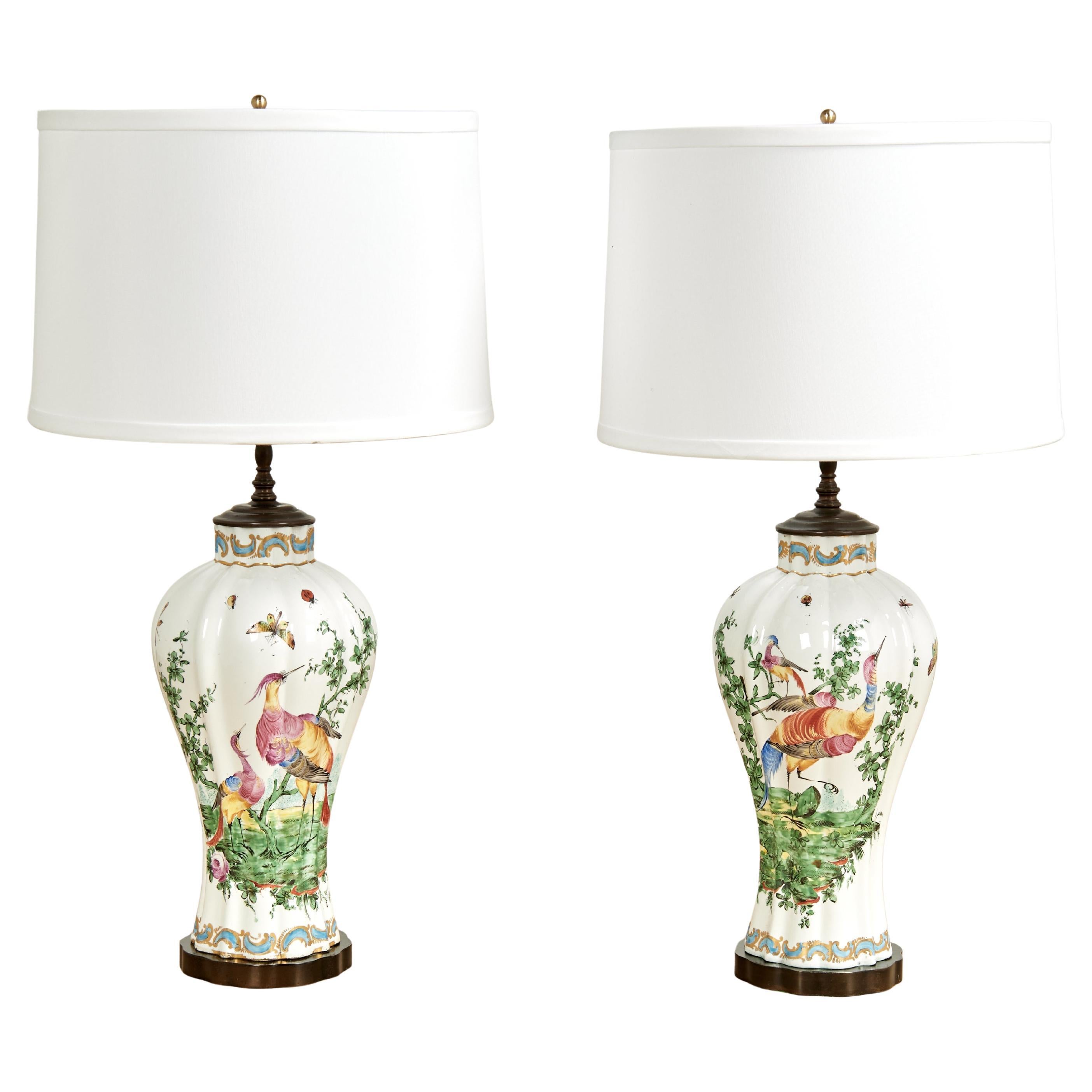 Paire de lampes de table anciennes en porcelaine française avec oiseaux et insectes