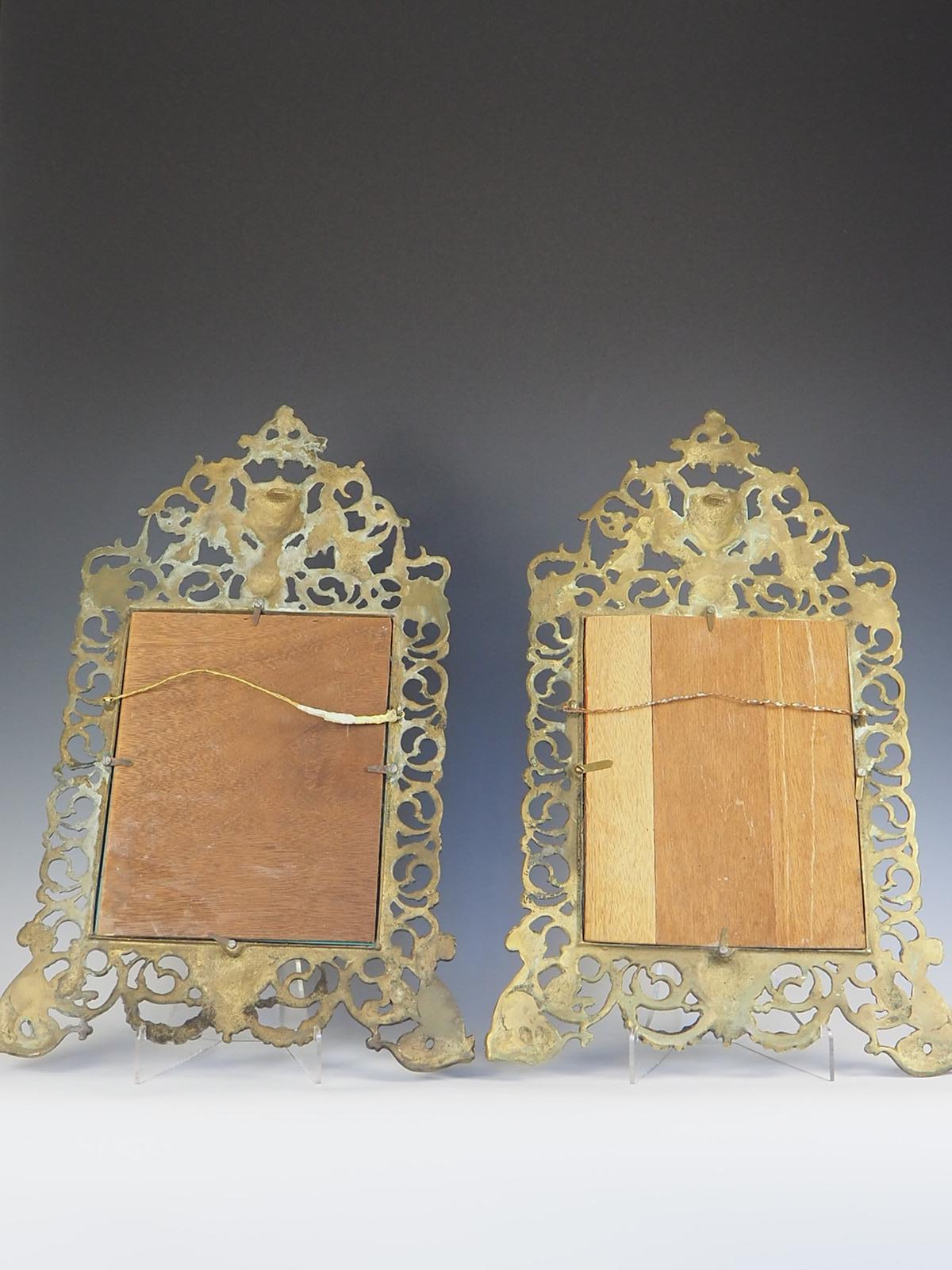 Paire de miroirs muraux rococo français anciens en laiton en vente 12