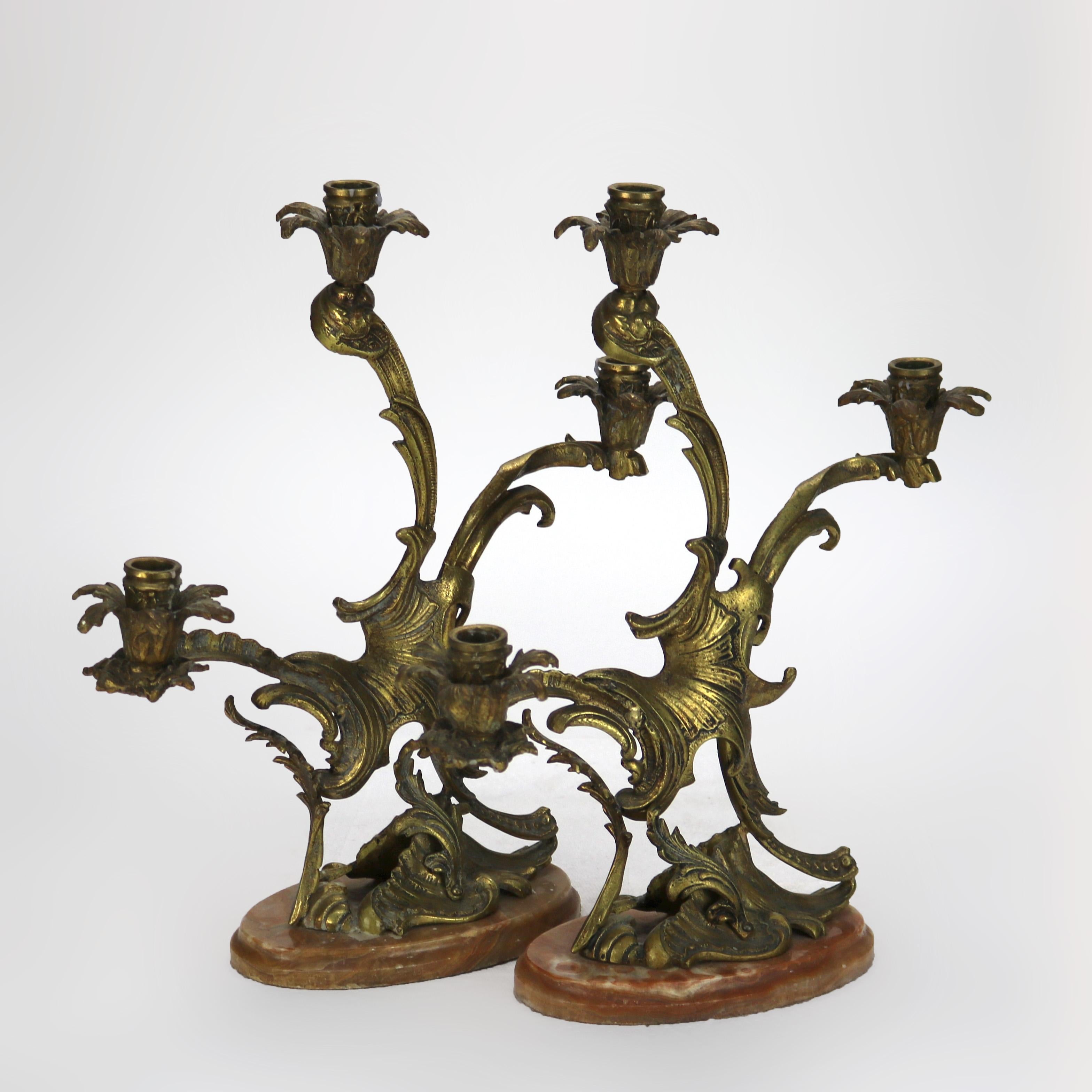 Calco Coppia di candelabri rococò francesi in bronzo con base in marmo C1890 in vendita