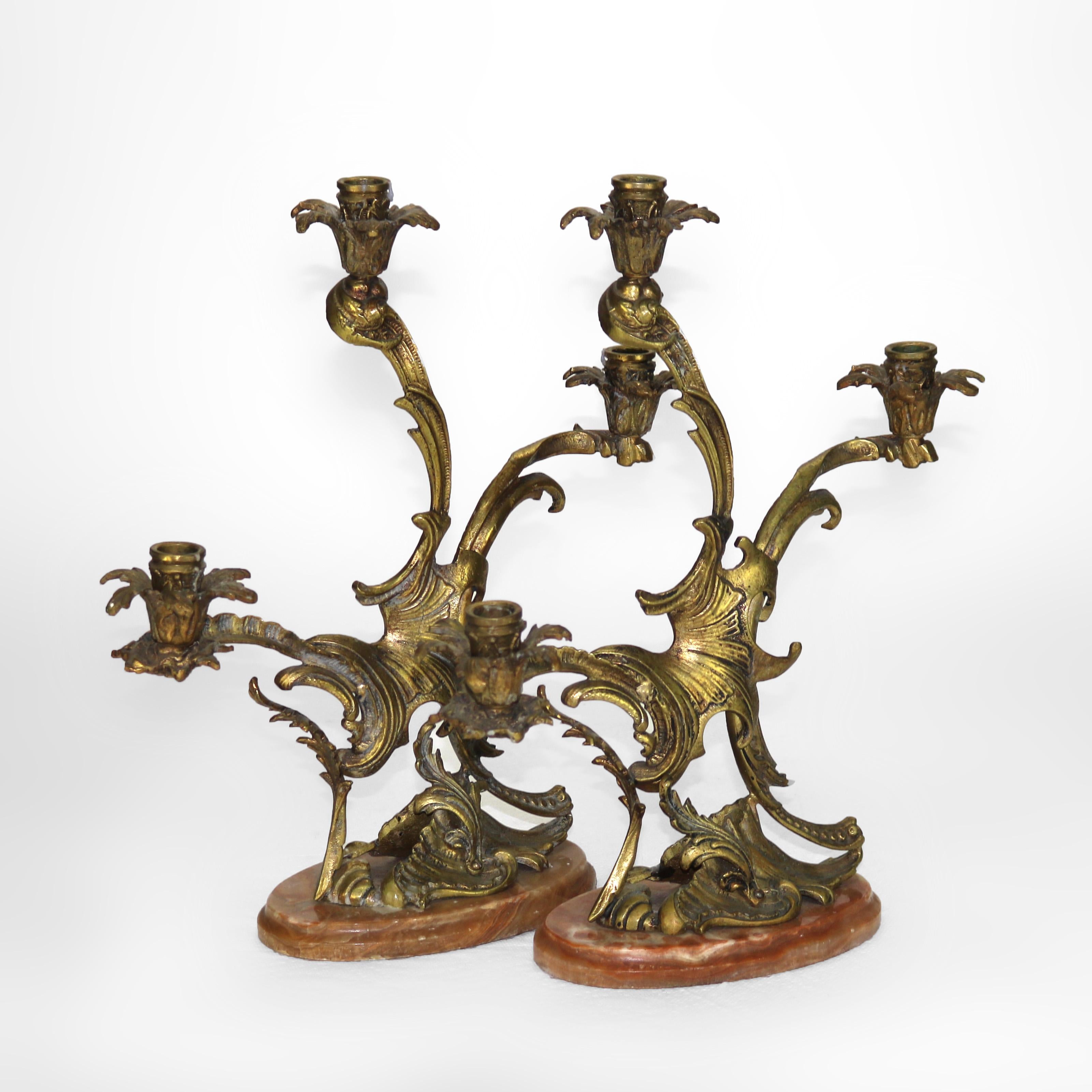 Coppia di candelabri rococò francesi in bronzo con base in marmo C1890 In condizioni buone in vendita a Big Flats, NY