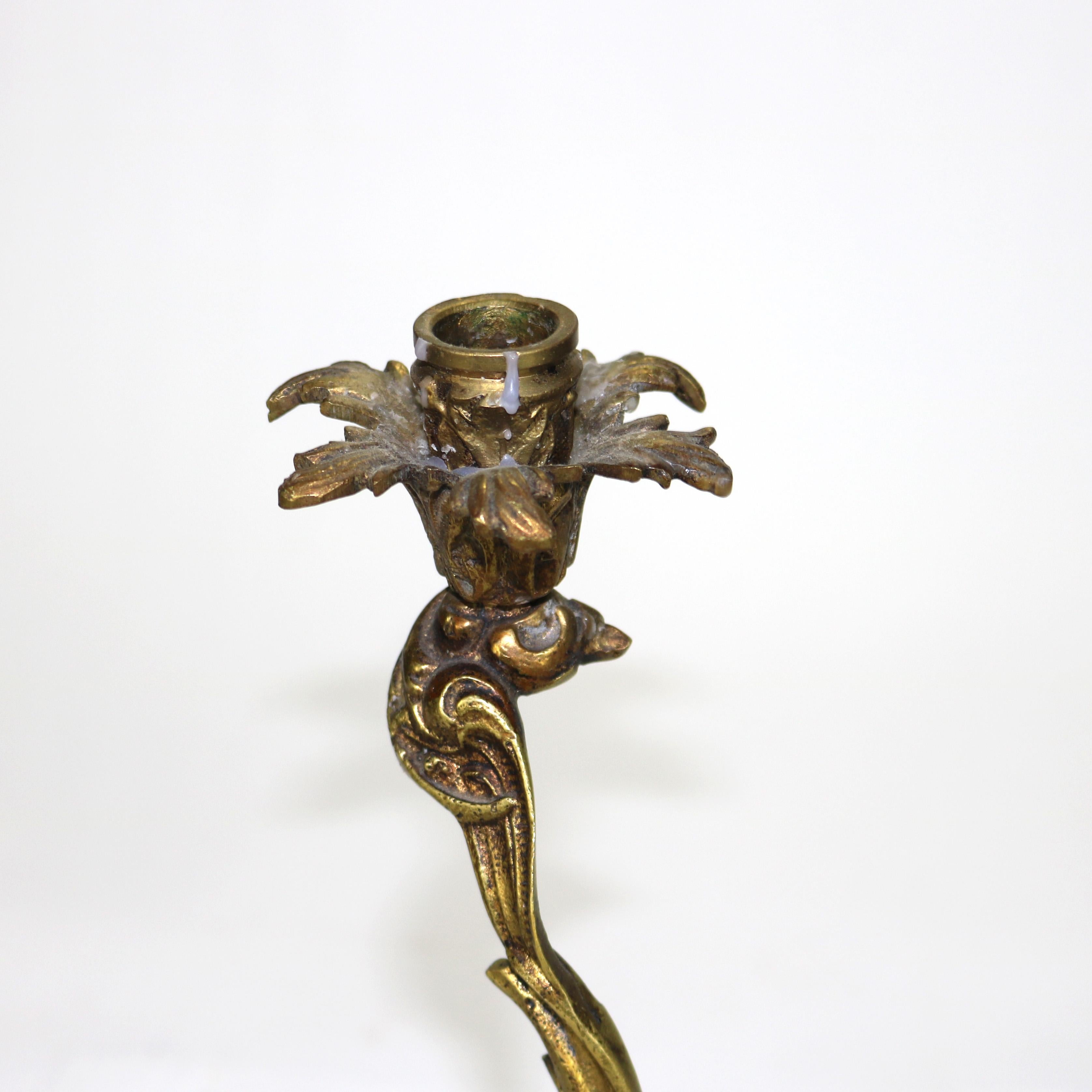 Coppia di candelabri rococò francesi in bronzo con base in marmo C1890 in vendita 1
