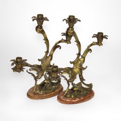 Paire d'anciens candélabres rococo français en bronze avec bases en marbre, vers 1890