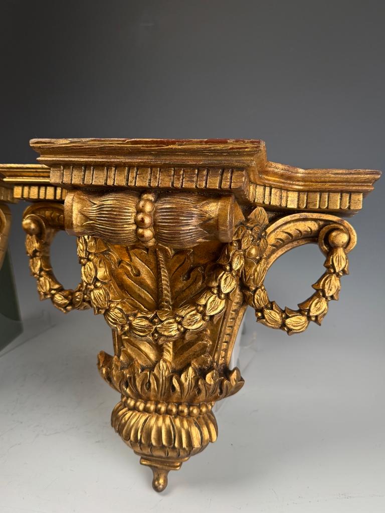 Coppia di mensole da parete in legno dorato in stile French Rococo in vendita 5