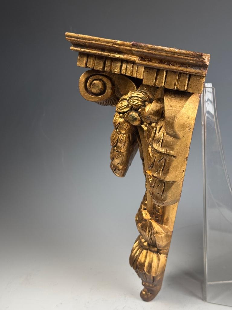 Coppia di mensole da parete in legno dorato in stile French Rococo in vendita 6