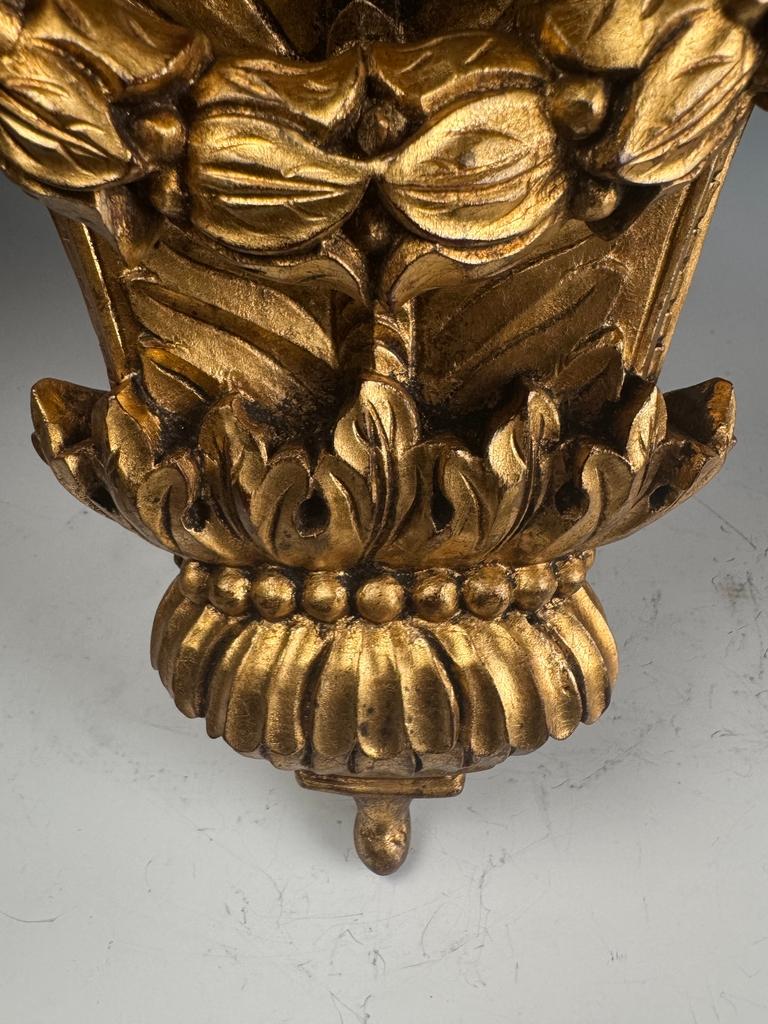 Coppia di mensole da parete in legno dorato in stile French Rococo in vendita 7