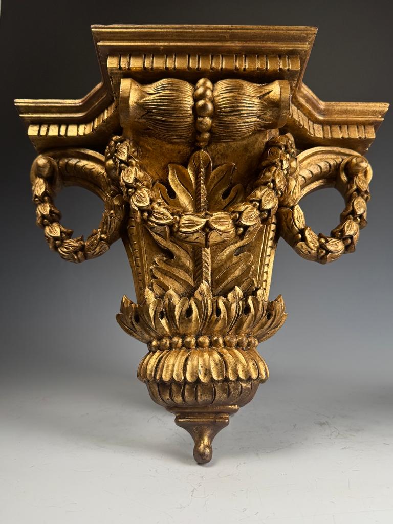 Coppia di mensole da parete in legno dorato in stile French Rococo in vendita 8