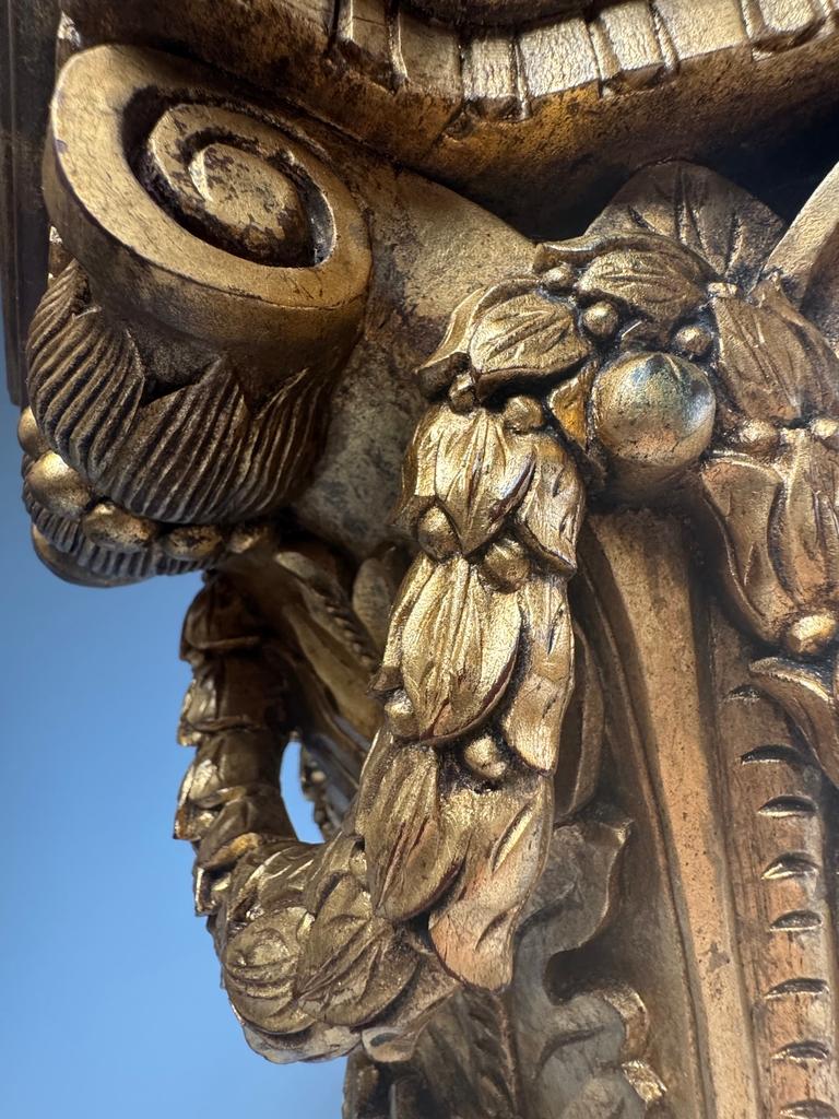 Coppia di mensole da parete in legno dorato in stile French Rococo in vendita 9