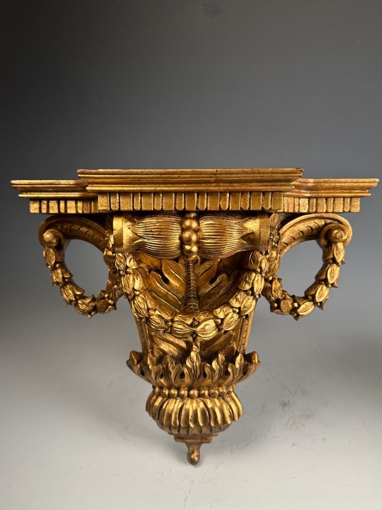 Coppia di mensole da parete in legno dorato del French Rococo - Eleganza del XIX secolo

Questa eccezionale coppia di mensole da parete in legno dorato francese risale al XIX secolo, un periodo di rinnovato interesse per gli stili storici, in