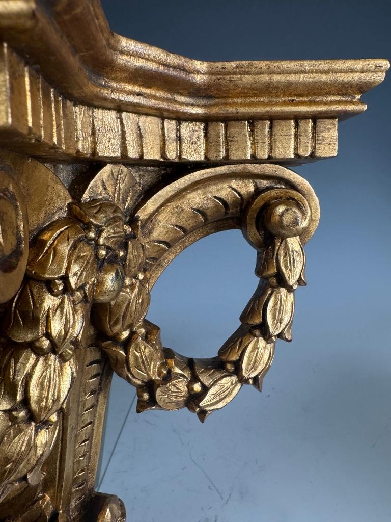 XIX secolo Coppia di mensole da parete in legno dorato in stile French Rococo in vendita