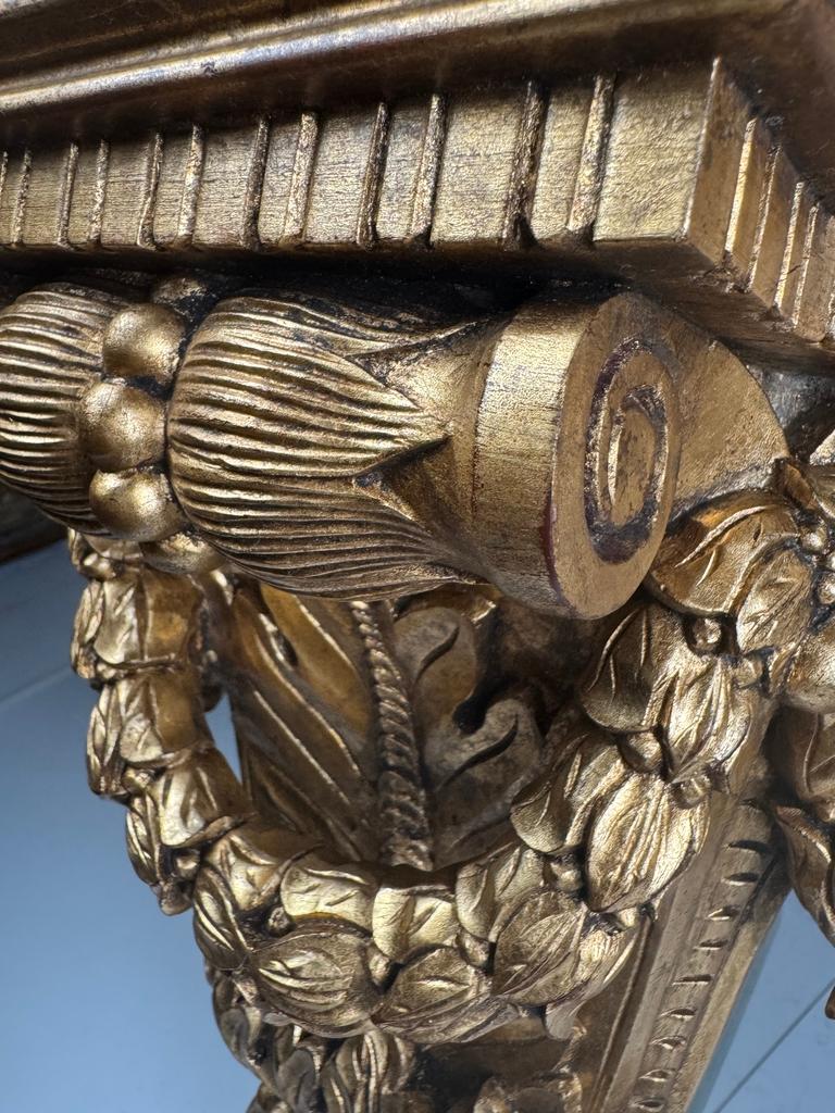 Coppia di mensole da parete in legno dorato in stile French Rococo in vendita 1