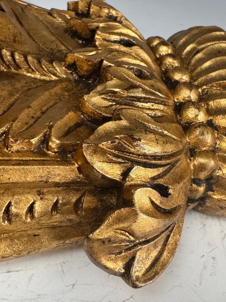 Coppia di mensole da parete in legno dorato in stile French Rococo in vendita 2