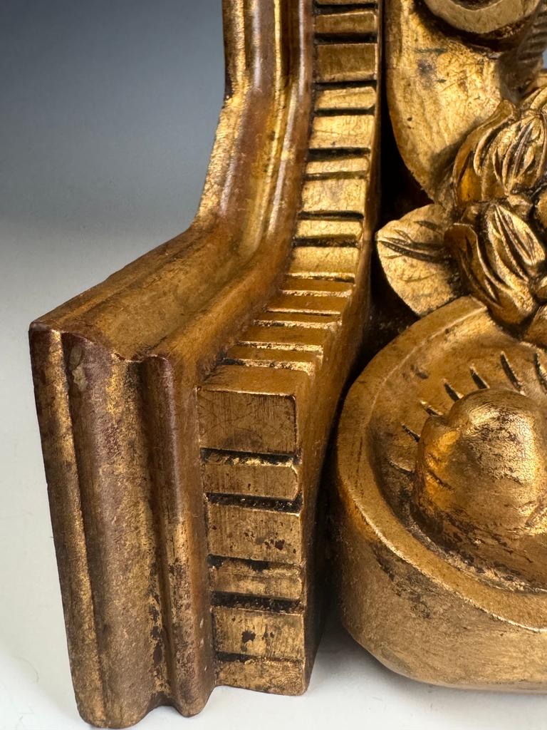 Coppia di mensole da parete in legno dorato in stile French Rococo in vendita 4