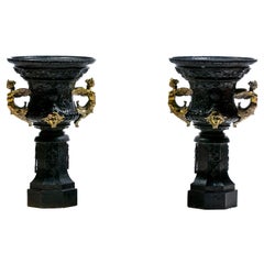 Paire d'urnes anciennes françaises de style rococo en fer noir, ornées de figurines en laiton